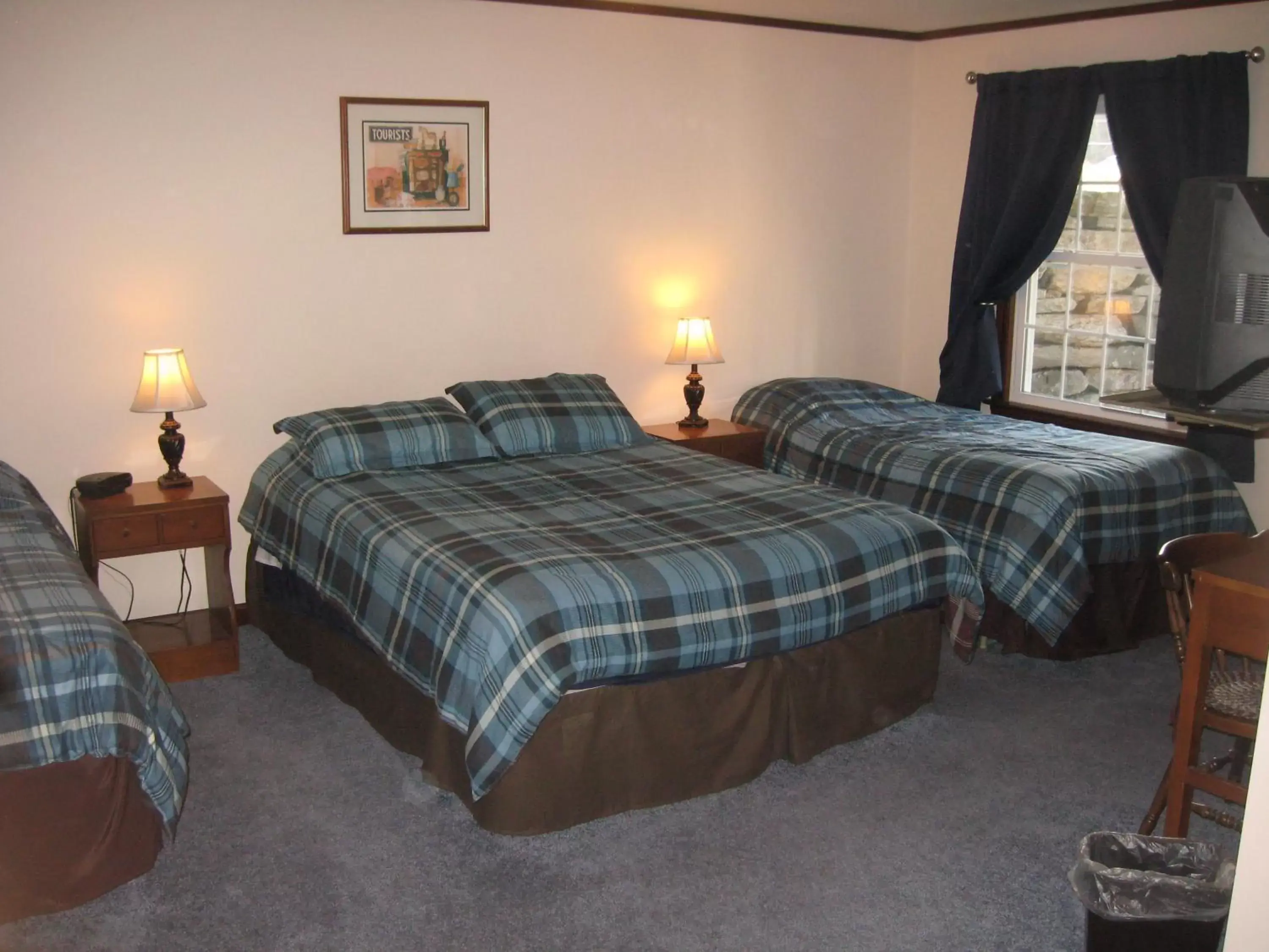 Queen and Twin Room in Big Bears Lodge Queen and Twin Room in Big Bears Lodge