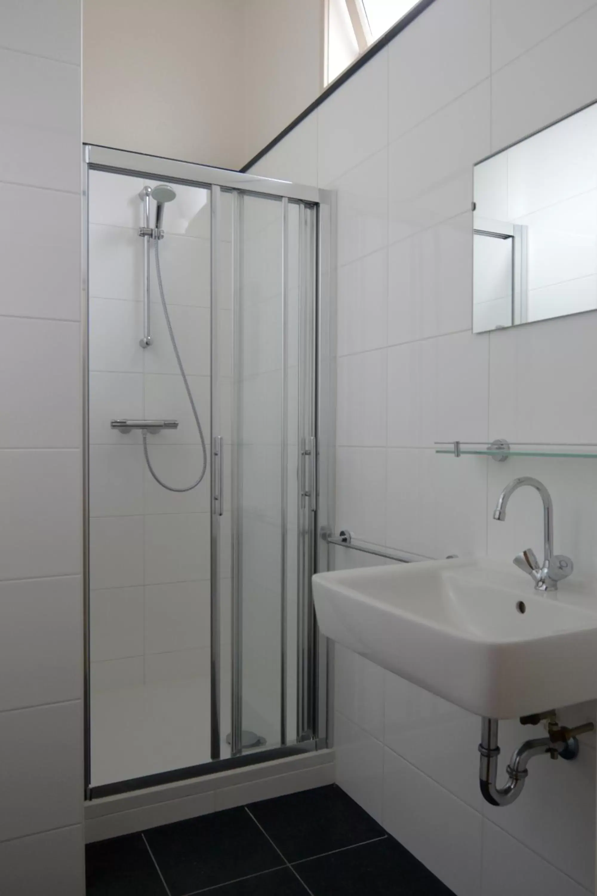 Shower, Bathroom in Hotel Grandcafe De Doelen