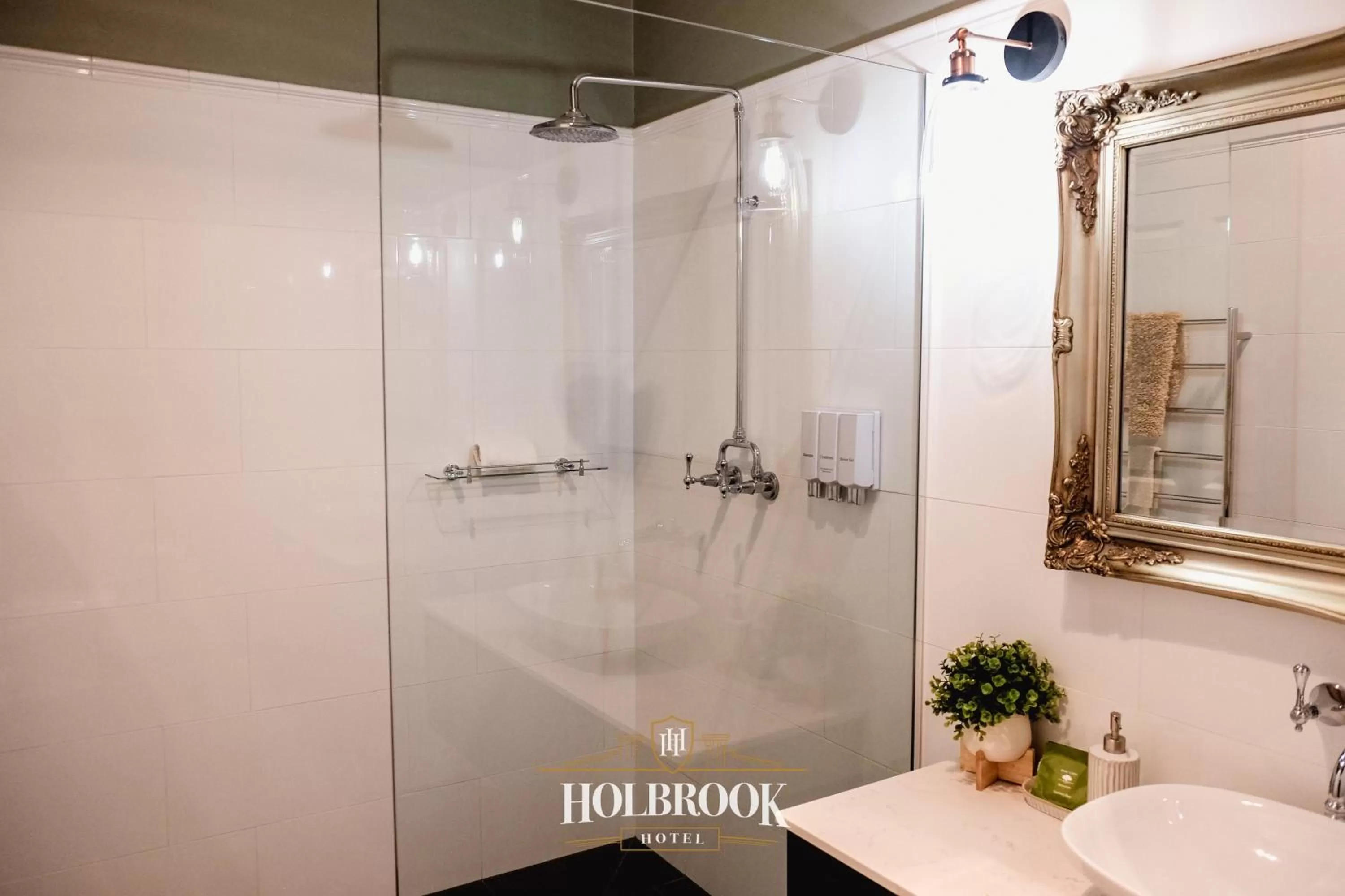 Shower in Holbrook Hotel