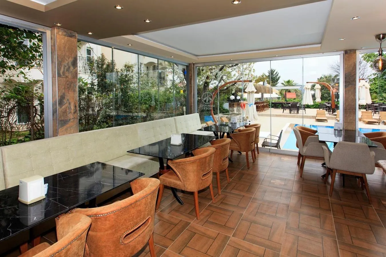 Restaurant/places to eat in Green Peace Hotel