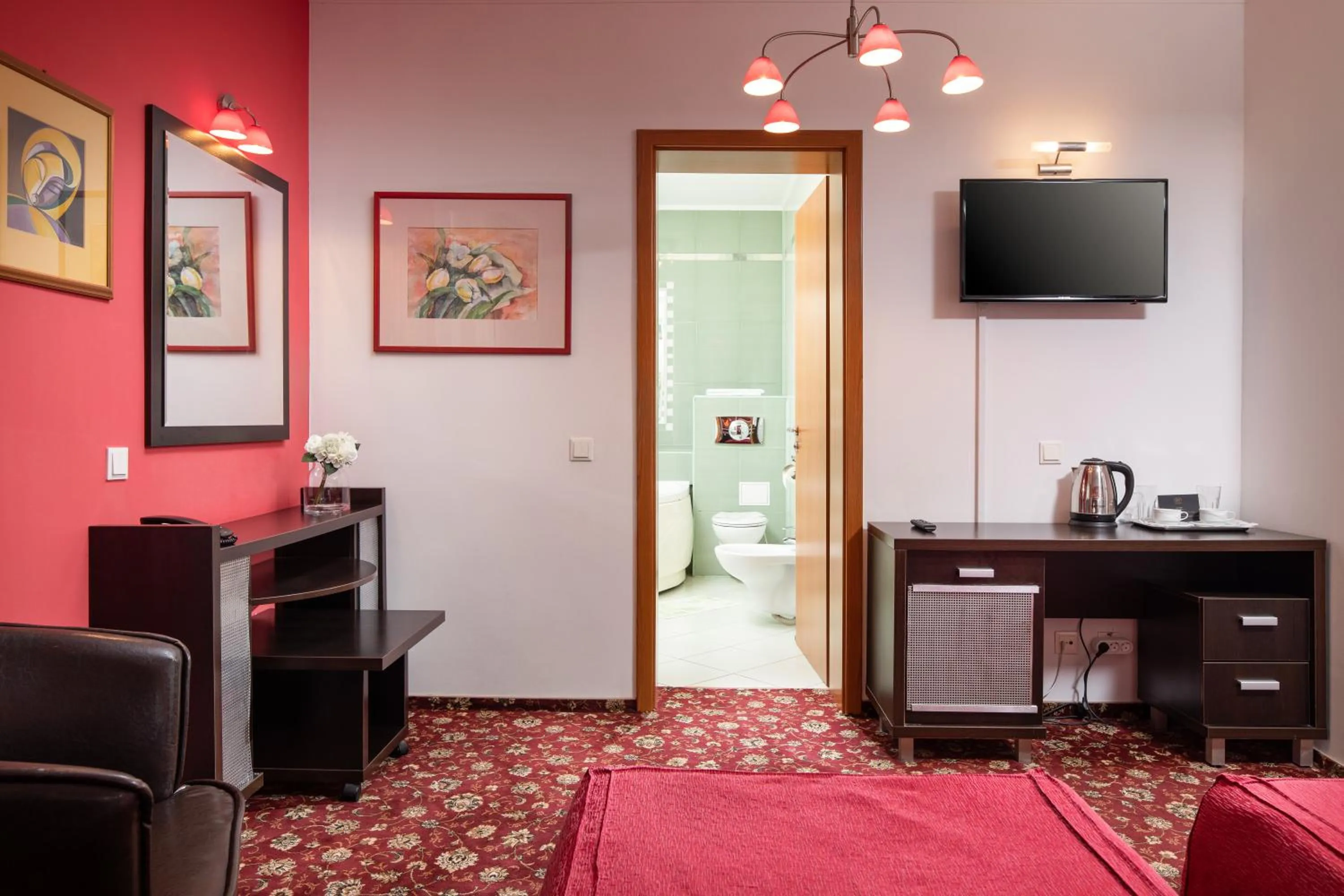 Communal lounge/ TV room, Bed in Grand Hotel