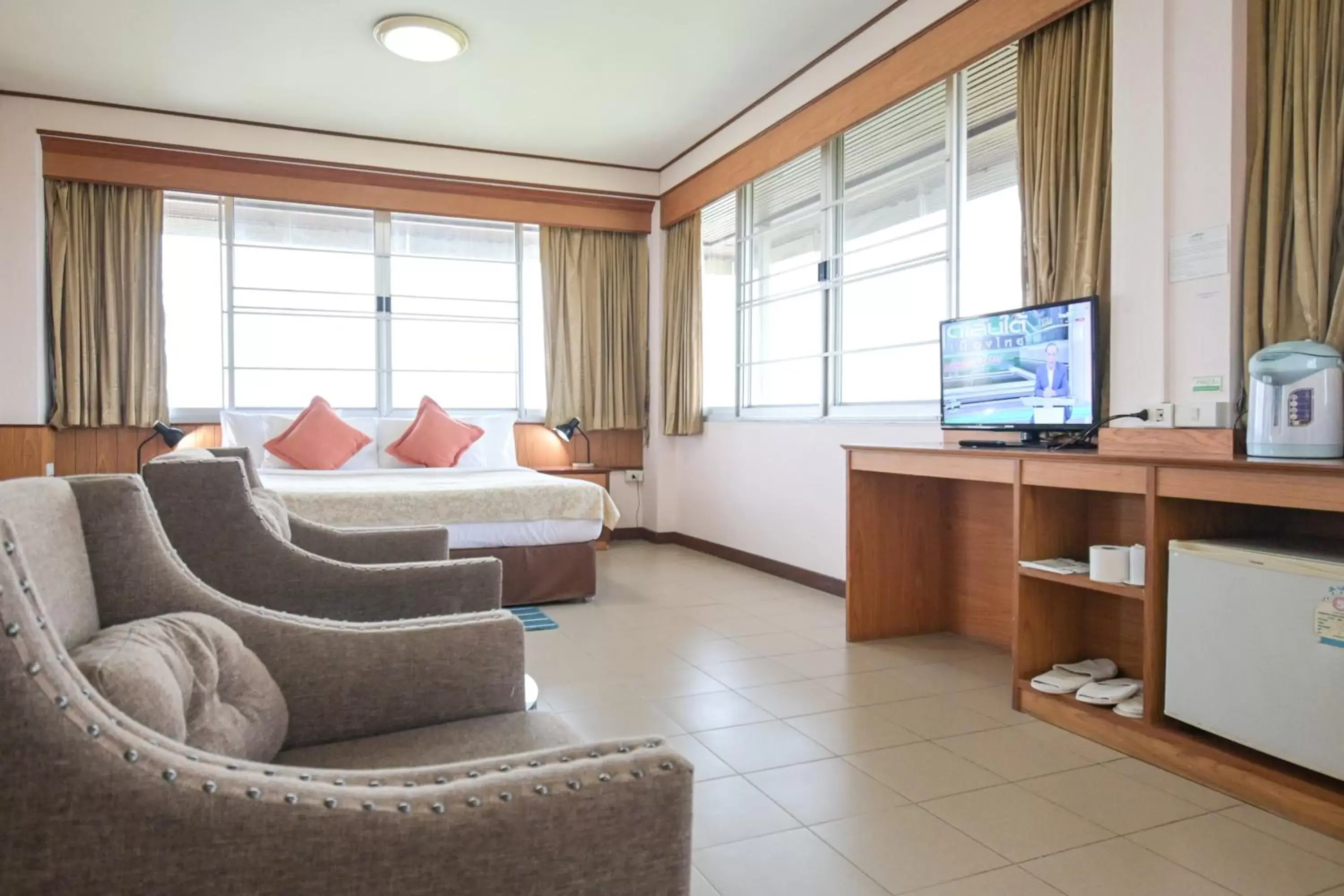 Bedroom, TV/Entertainment Center in Rattana Park Hotel