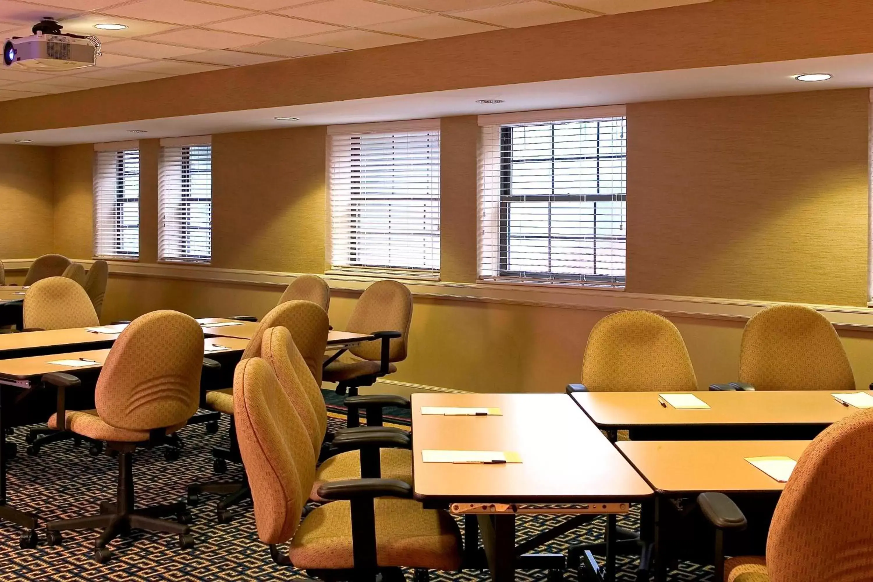 Meeting/conference room, Restaurant/Places to Eat in Four Points by Sheraton Wakefield Boston Hotel & Conference Center