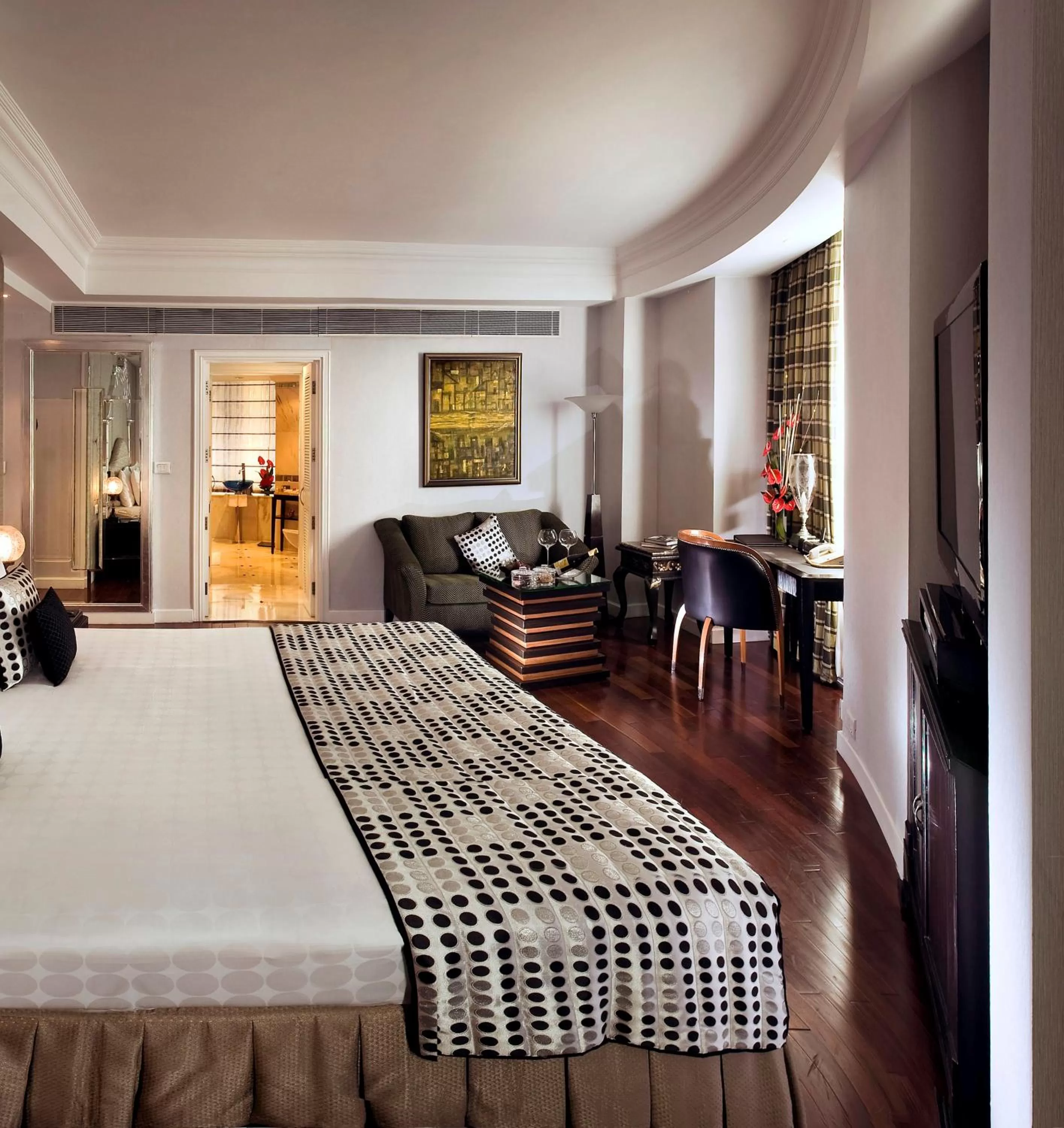 Living room, Bed in Radisson Blu MBD Hotel Noida