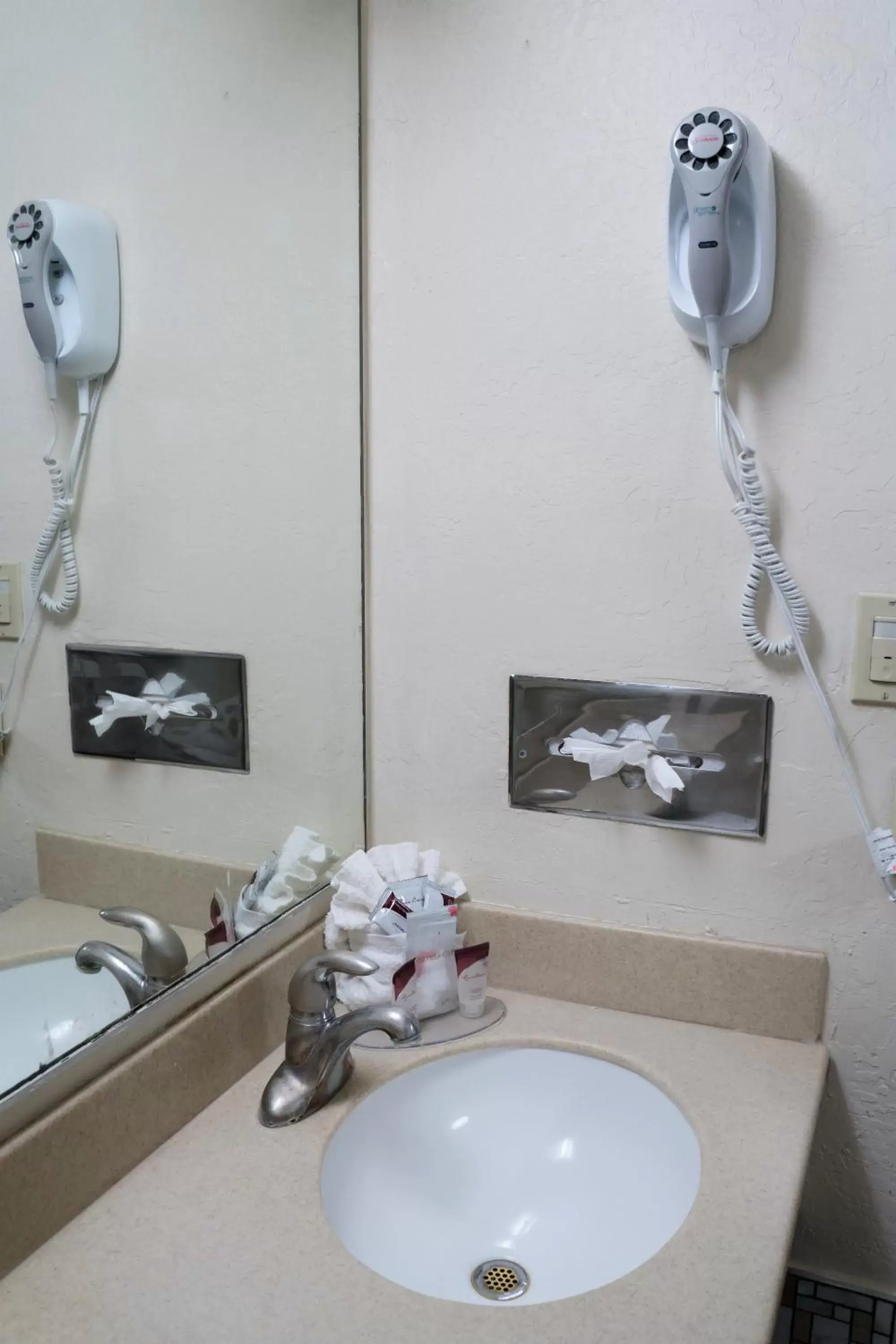 Bathroom in California Inn Barstow