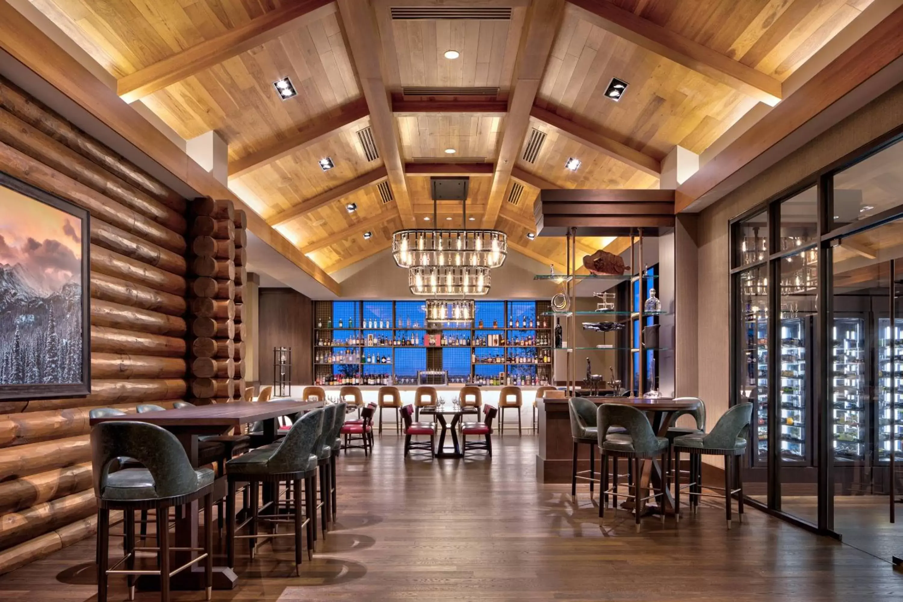 Lounge or bar in Gaylord Rockies Resort & Convention Center
