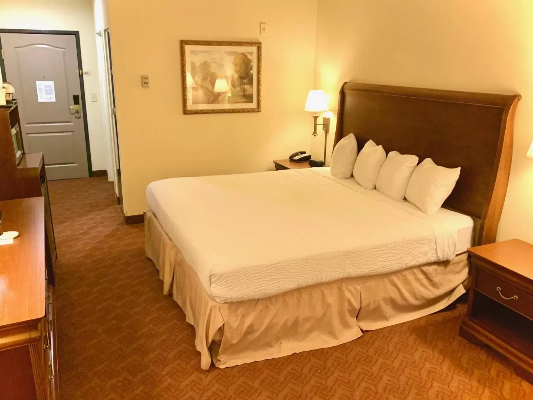 Bed in Country Inn & Suites by Radisson, Potomac Mills Woodbridge, VA