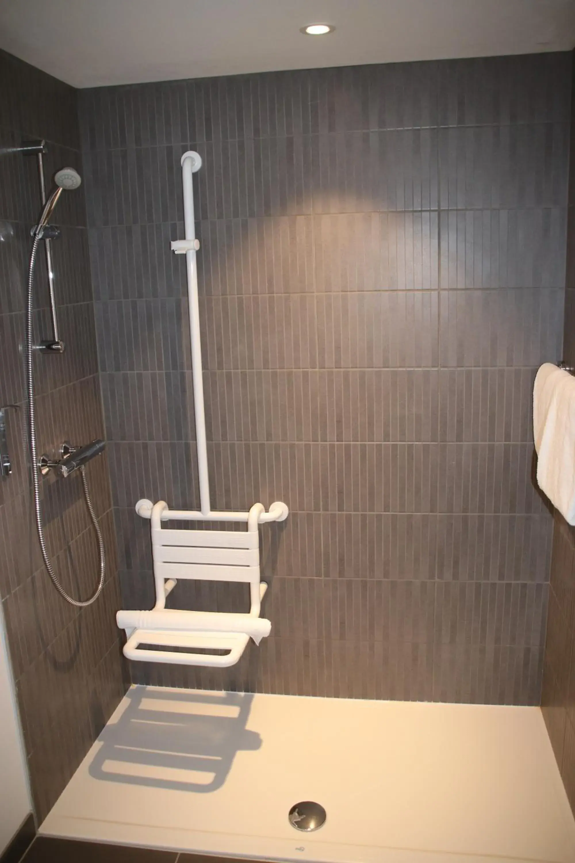 Facility for disabled guests, Bathroom in ibis Styles Puteaux Paris La Defense
