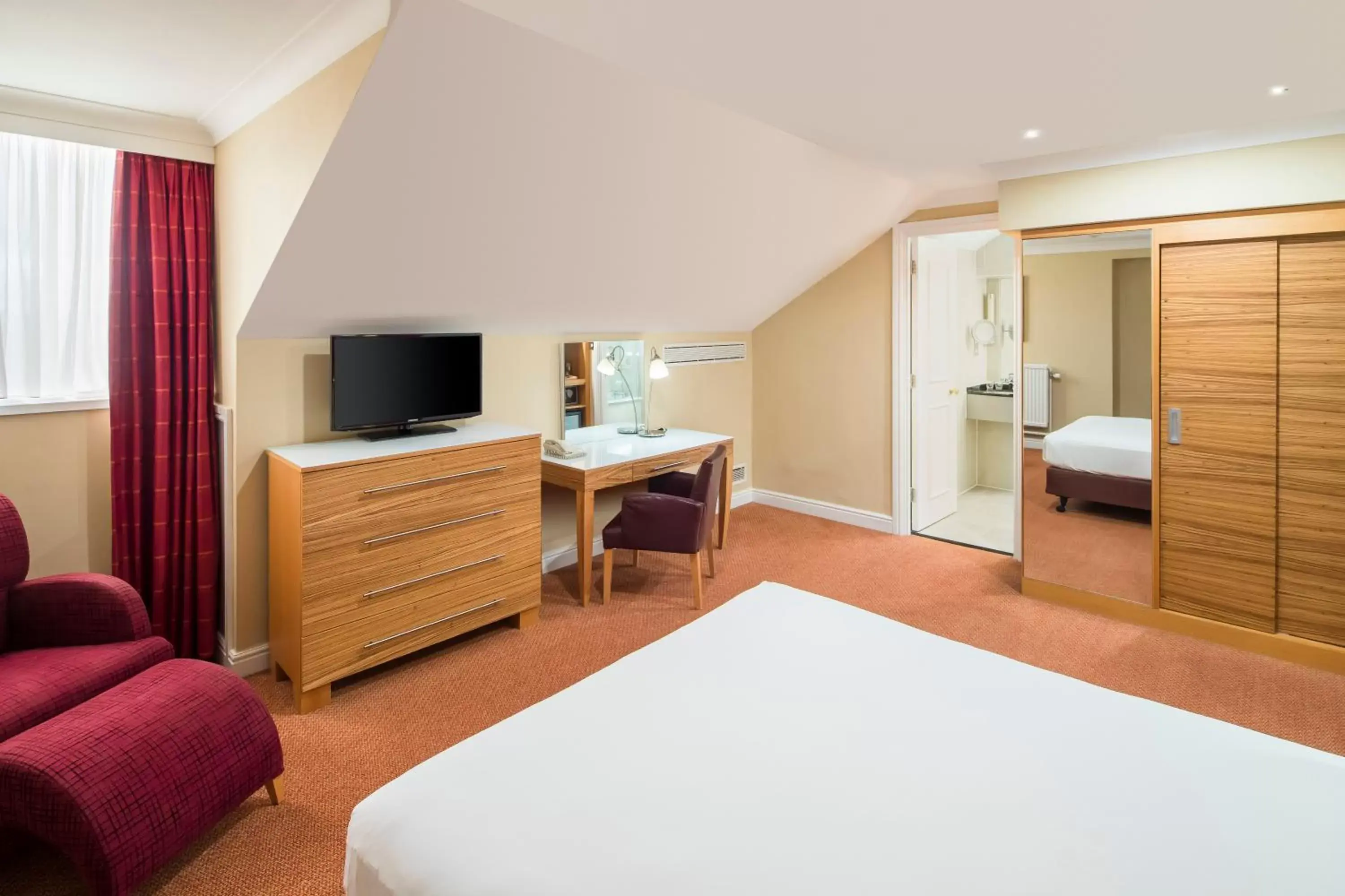 Photo of the whole room, Bed in Crowne Plaza Chester, an IHG Hotel