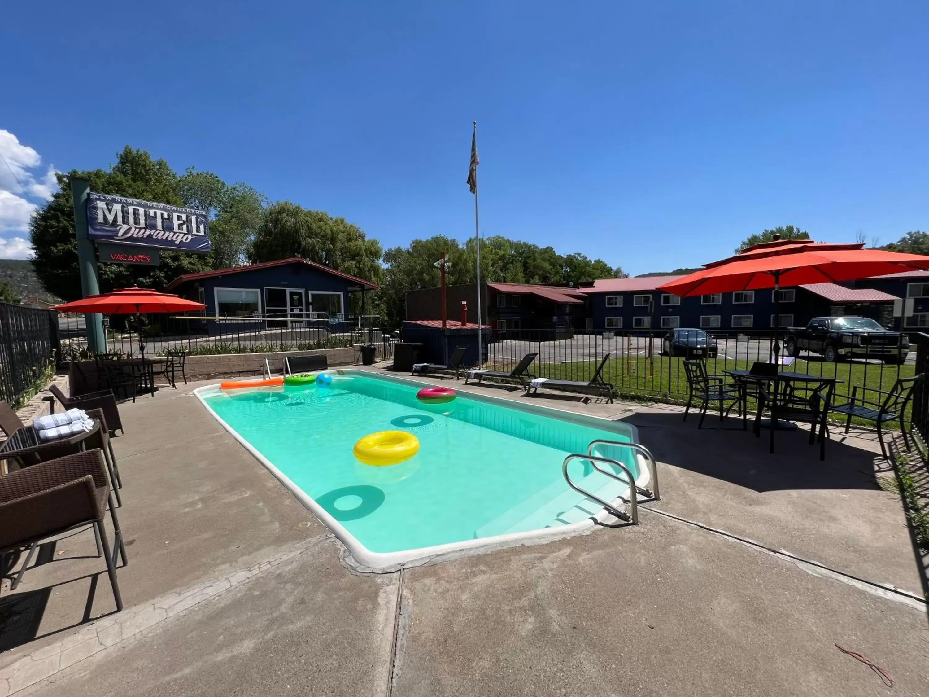 Property building, Swimming Pool in Motel Durango