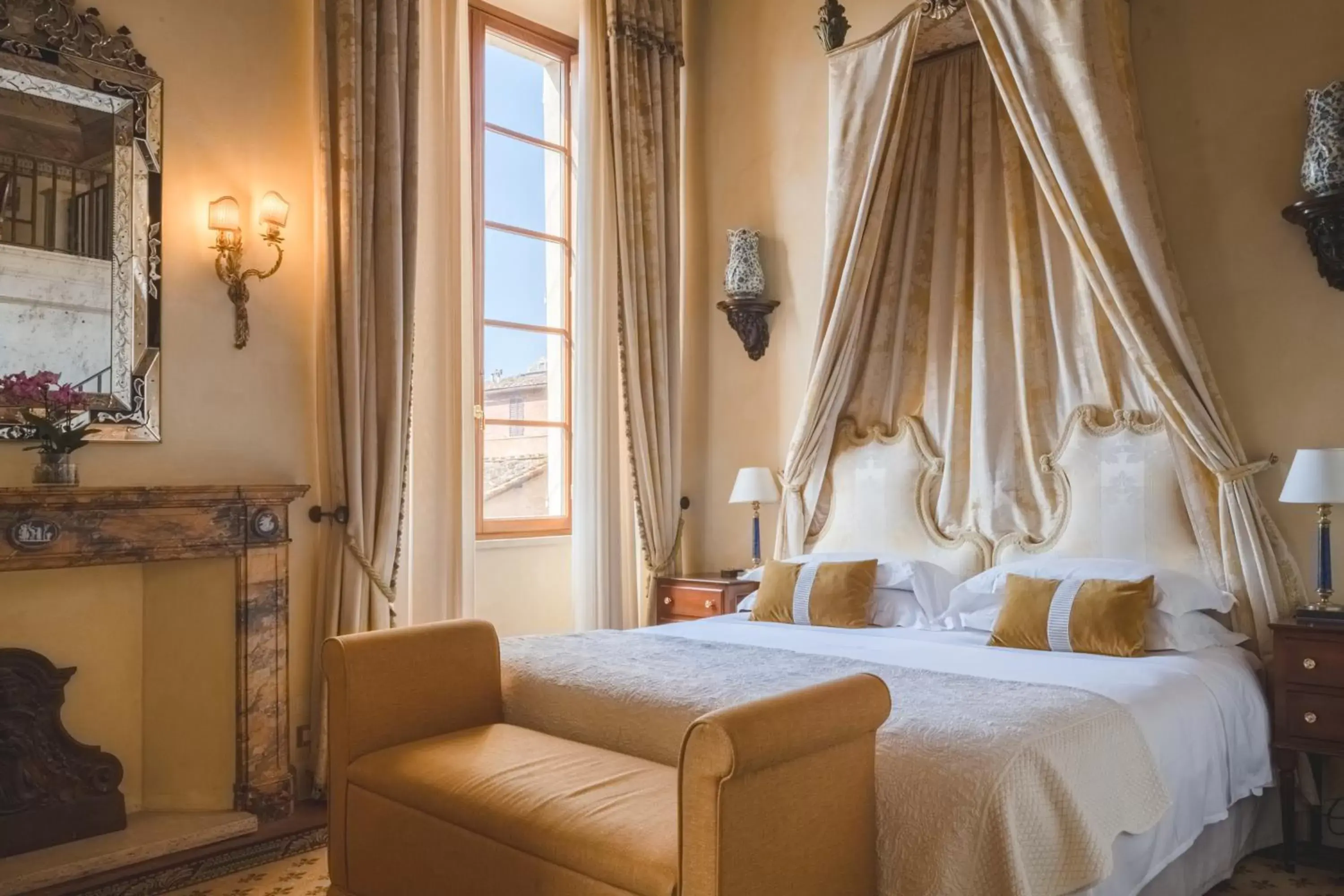 Bedroom, Bed in Grand Hotel Continental Siena - Starhotels Collezione