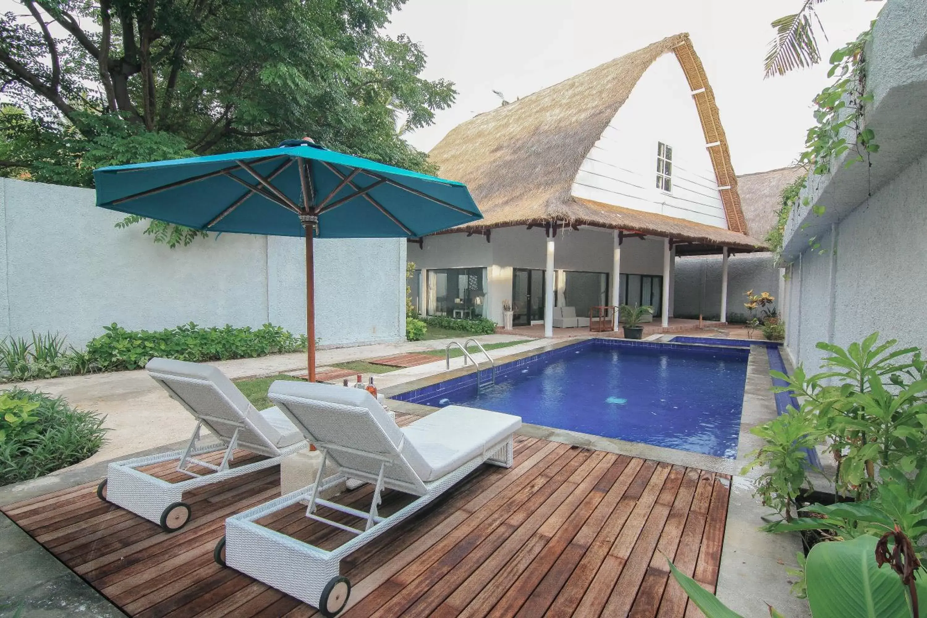 Swimming Pool in Jambuluwuk Oceano Gili Trawangan