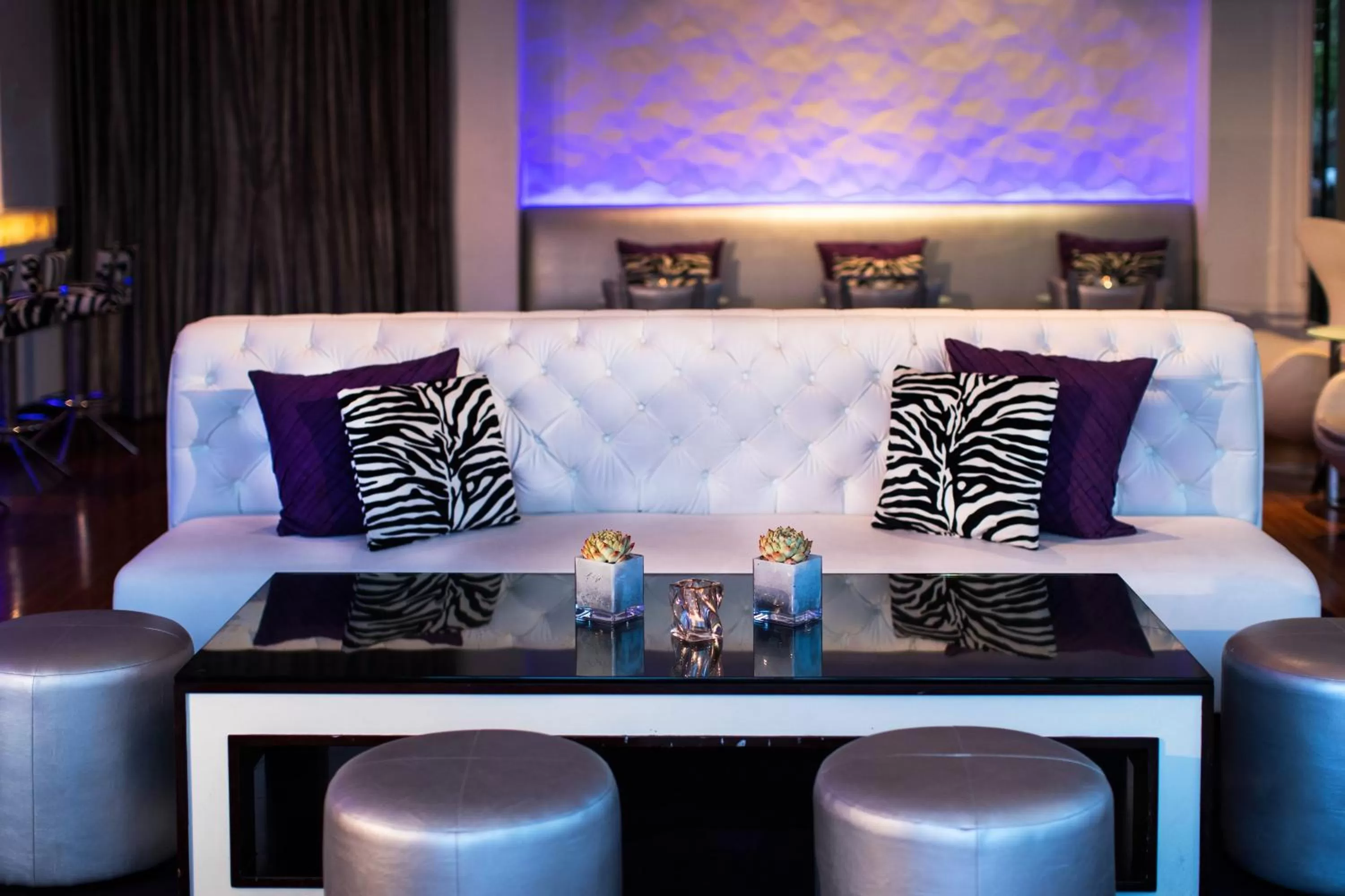 Lounge or bar in Avenue of the Arts Costa Mesa, a Tribute Portfolio Hotel