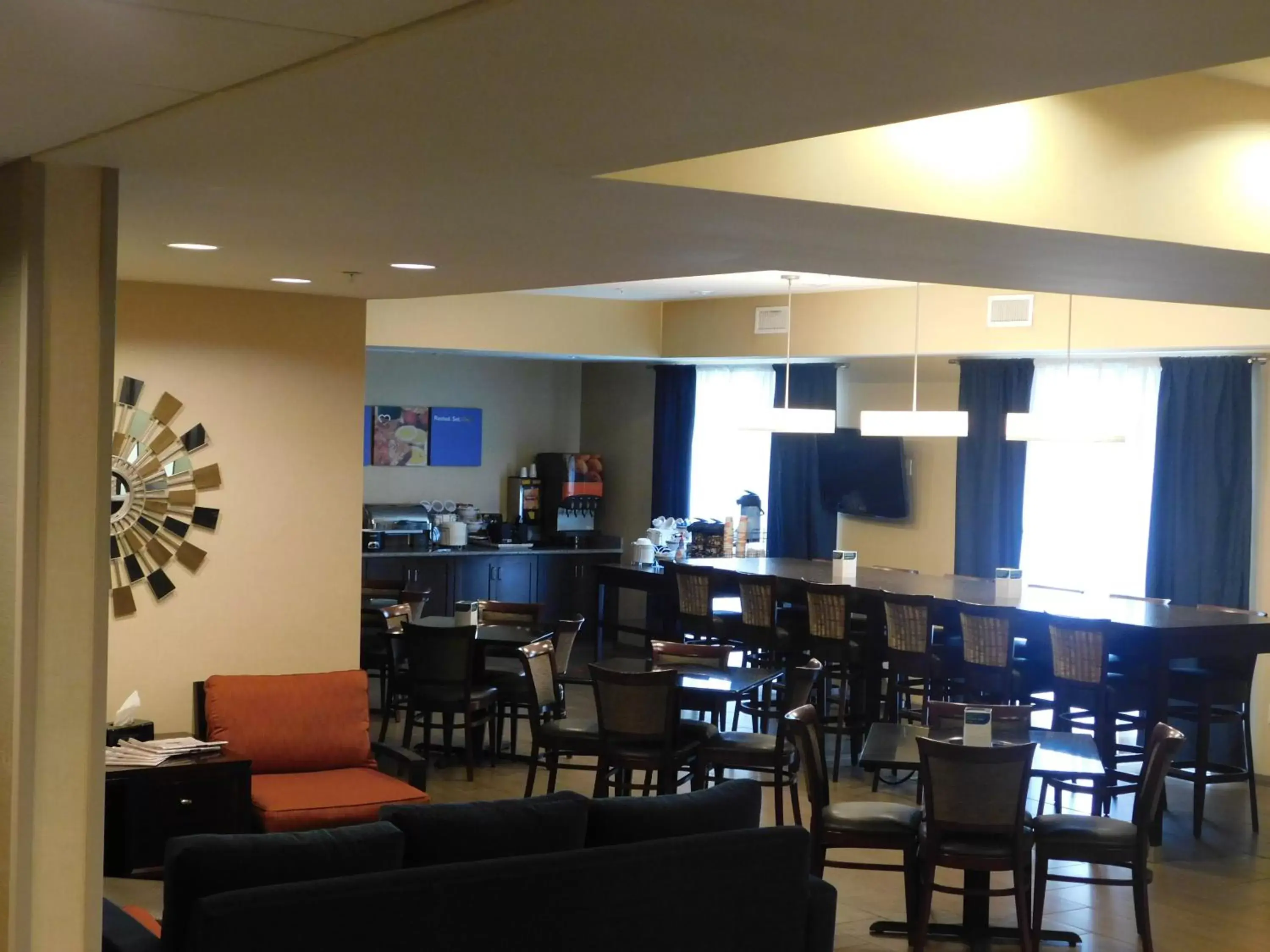 Communal lounge/ TV room, Restaurant/Places to Eat in Comfort Inn Saint Clairsville
