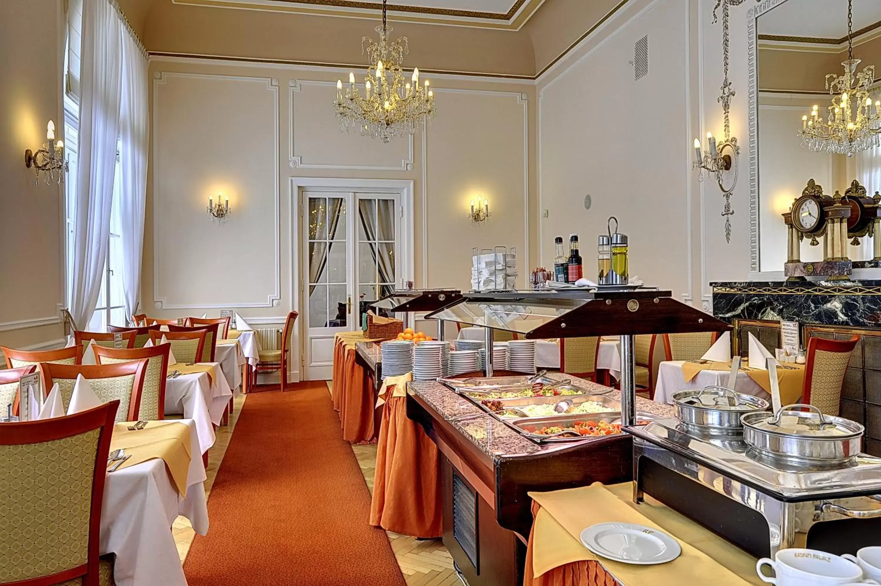 Restaurant/Places to Eat in Hotel Radium Palace