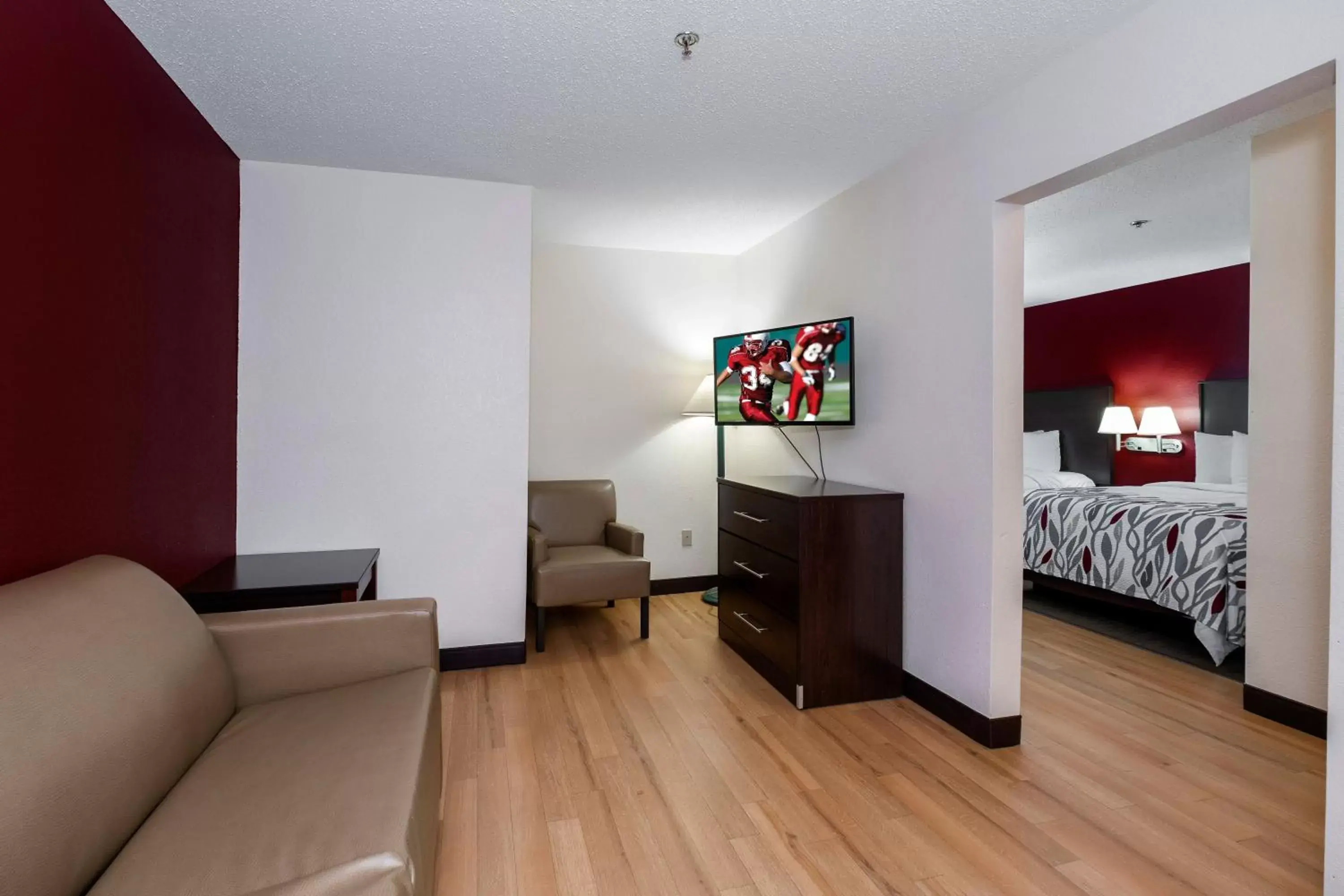 Photo of the whole room, Seating Area in Red Roof Inn & Suites Dover Downtown