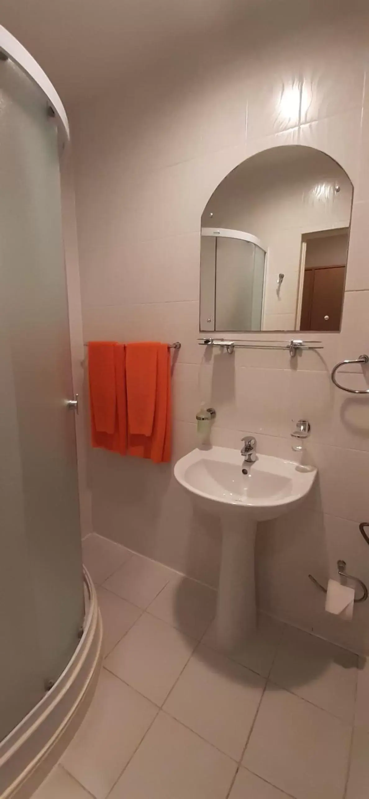 Bathroom in Sky High Hotel Airport 200 meters from the terminal