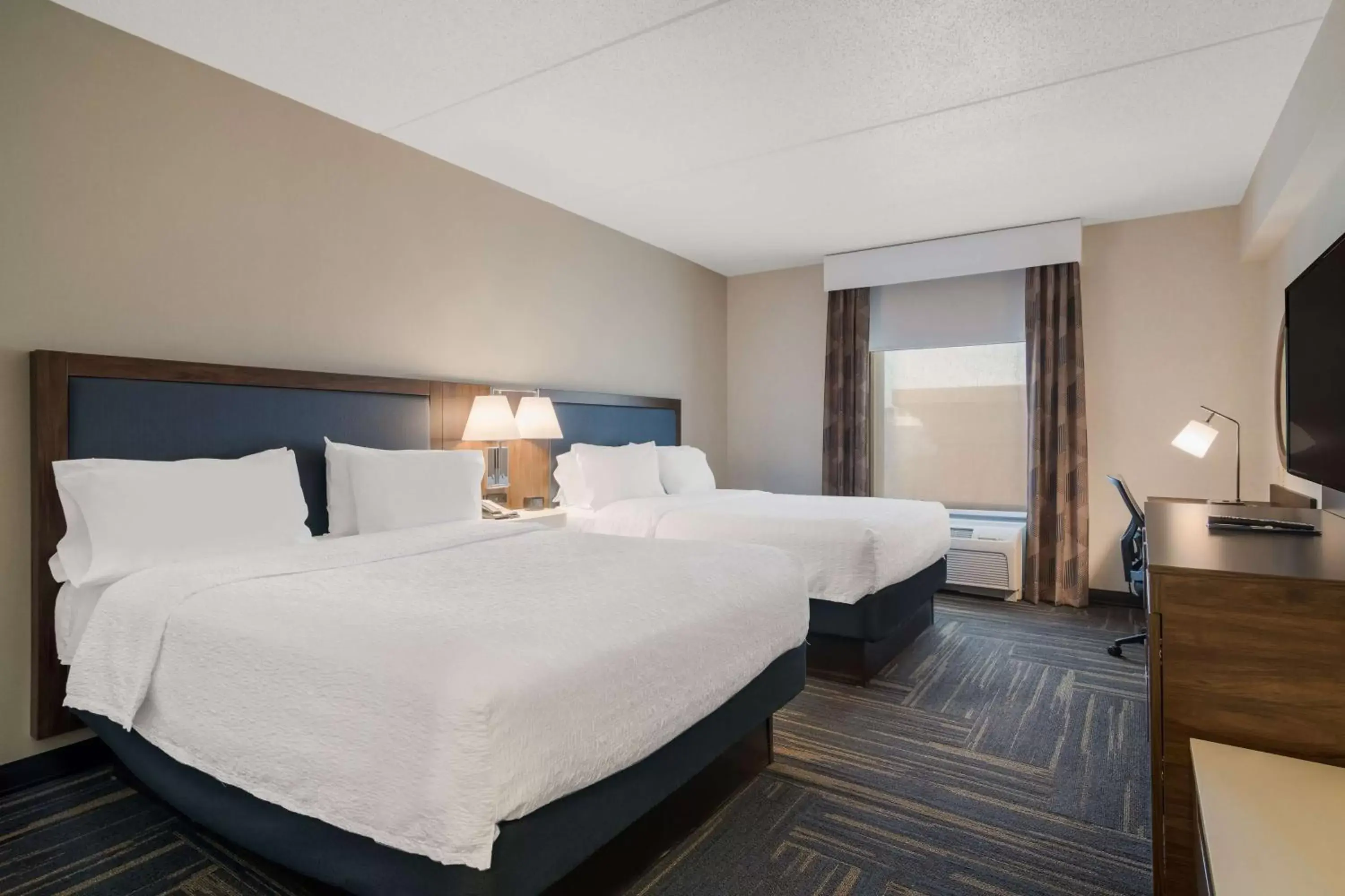 Bed in Hampton Inn & Suites Plattsburgh