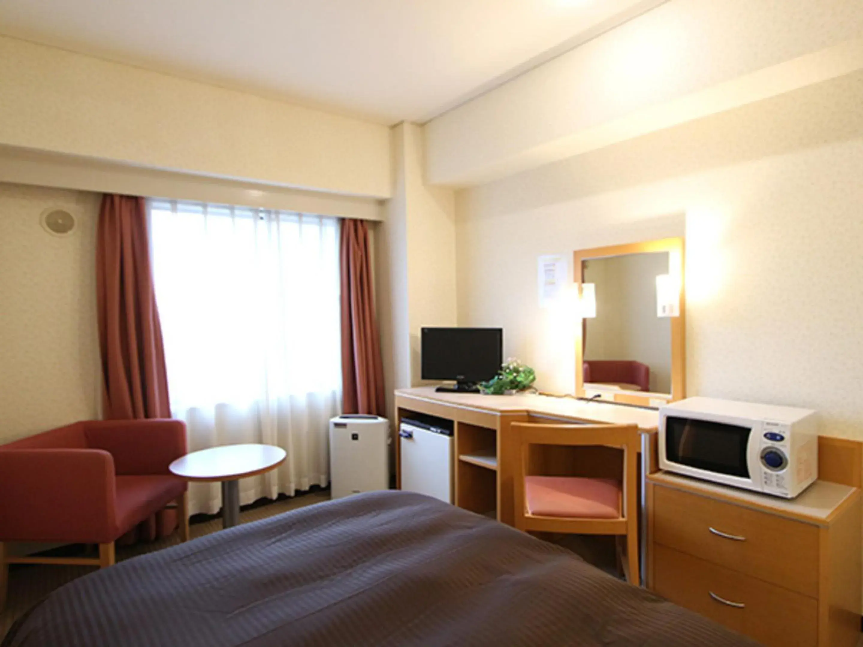 Photo of the whole room, TV/Entertainment Center in HOTEL LiVEMAX BUDGET Yokohama Kannai