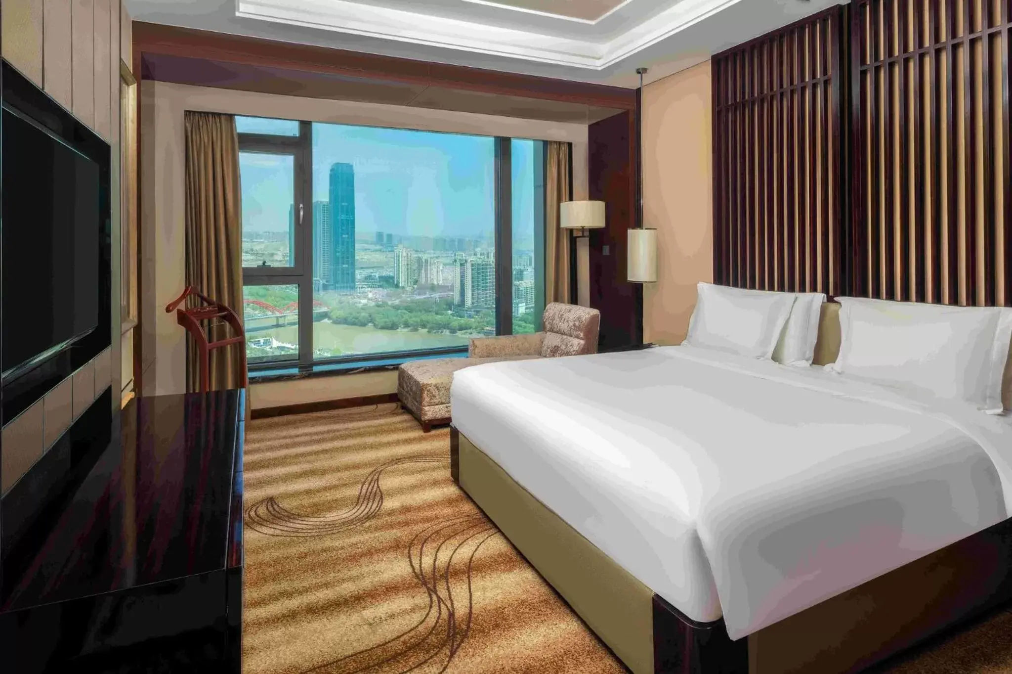 Photo of the whole room, Bed in Crowne Plaza Hotel Lanzhou, an IHG Hotel