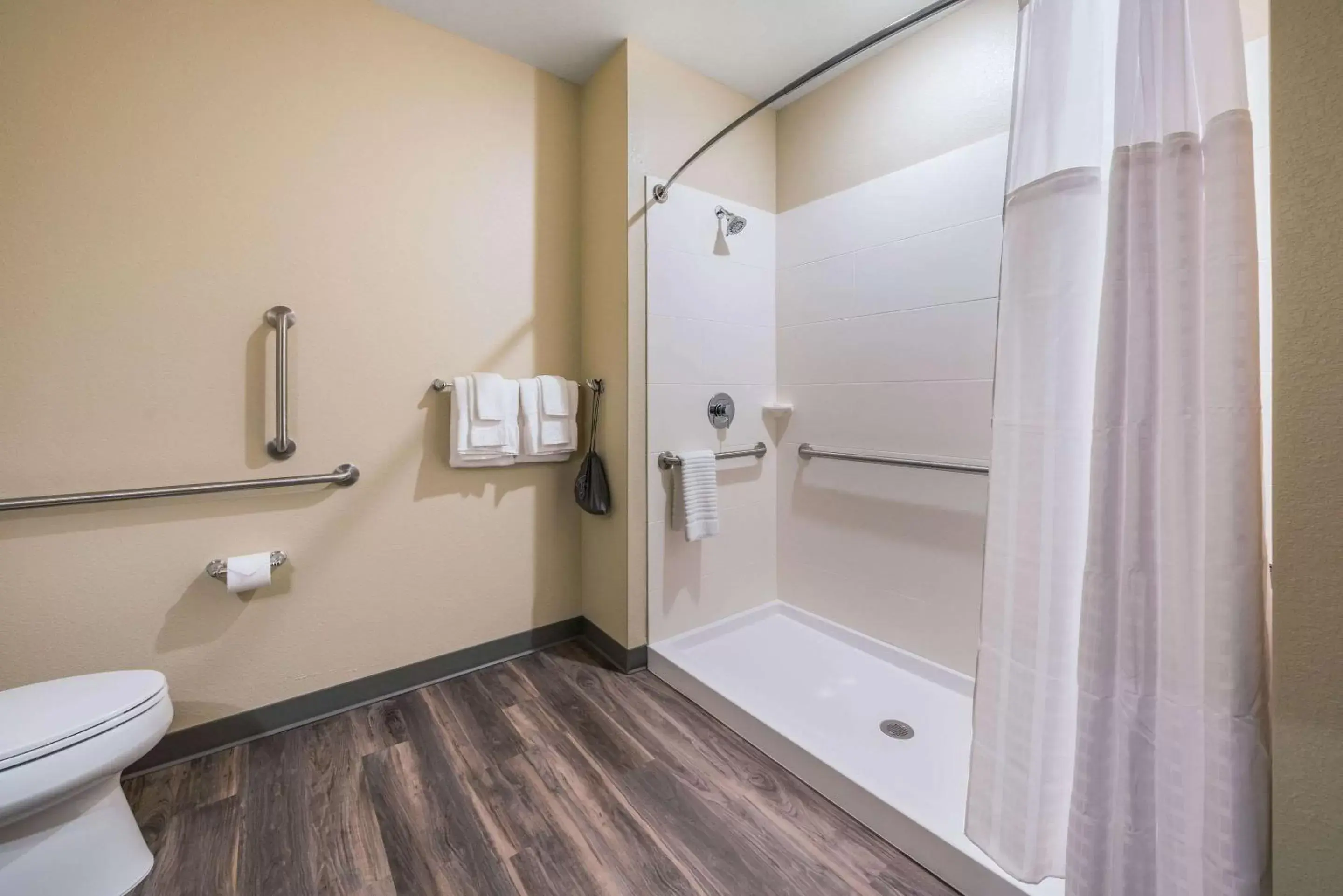 Bathroom in Comfort Suites Marysville Columbus - Northwest