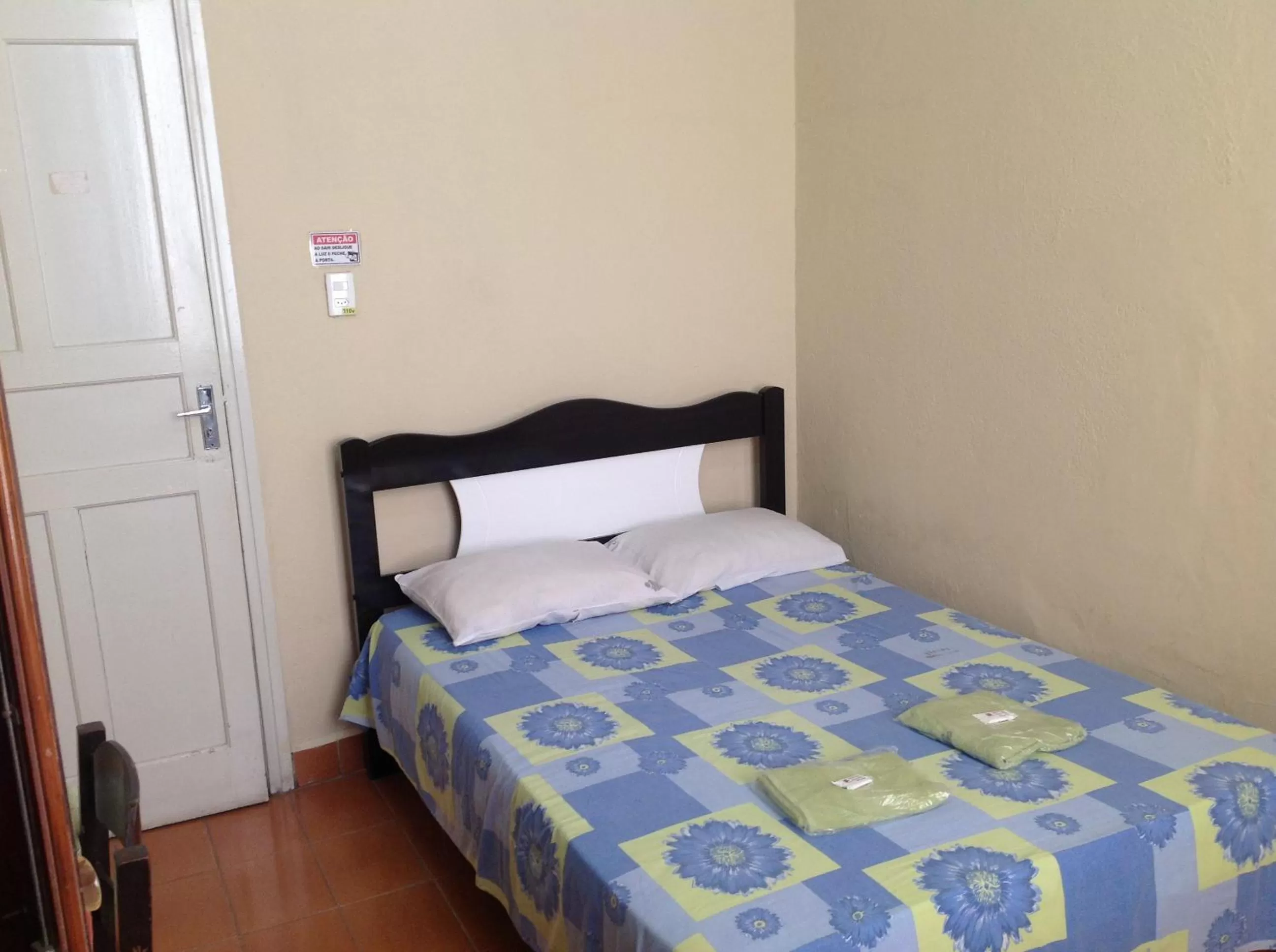 Photo of the whole room, Bed in Hotel Chaves - Quartos Individuais