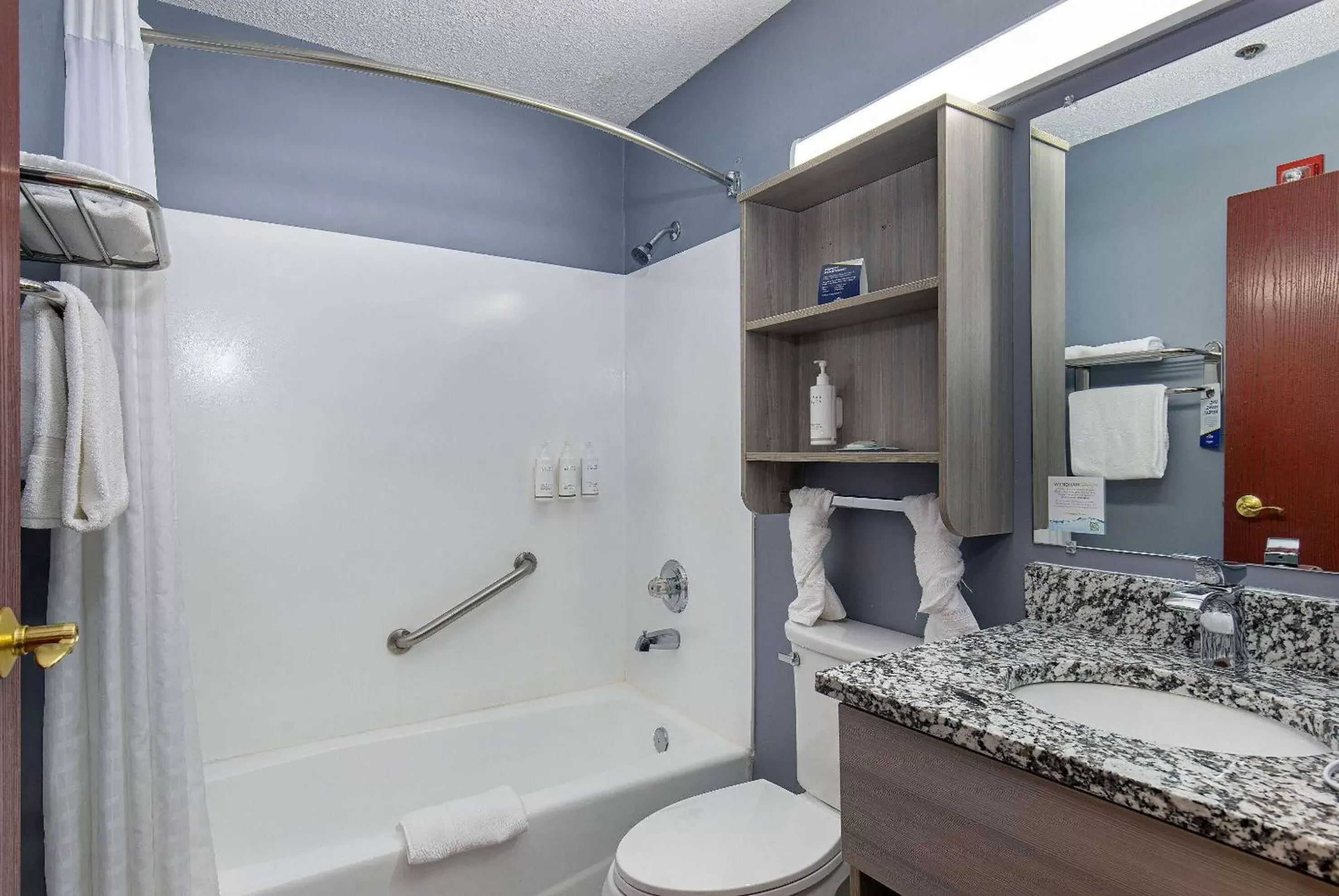 TV and multimedia, Bathroom in Microtel Inn & Suites by Wyndham Dry Ridge