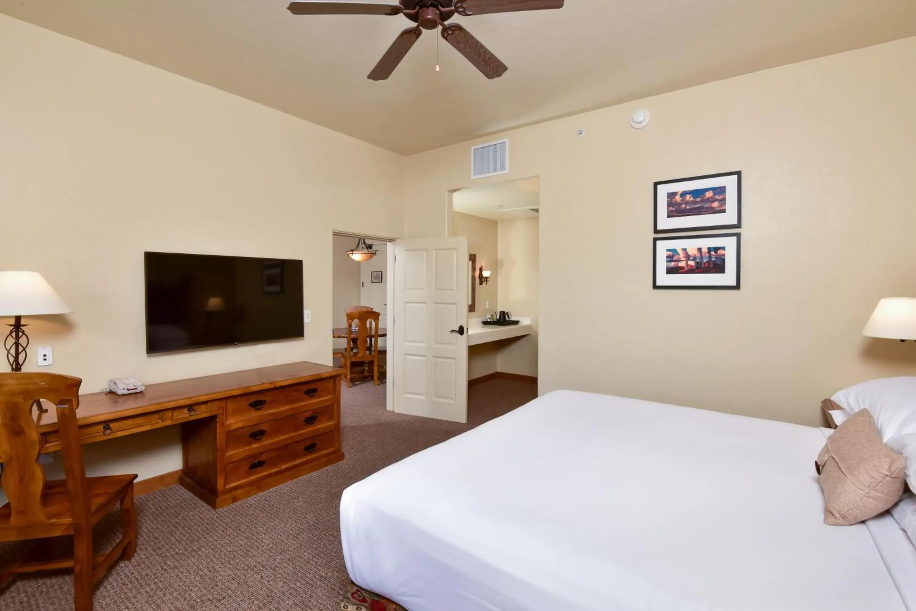 Bedroom, Bed in Lodge On The Desert