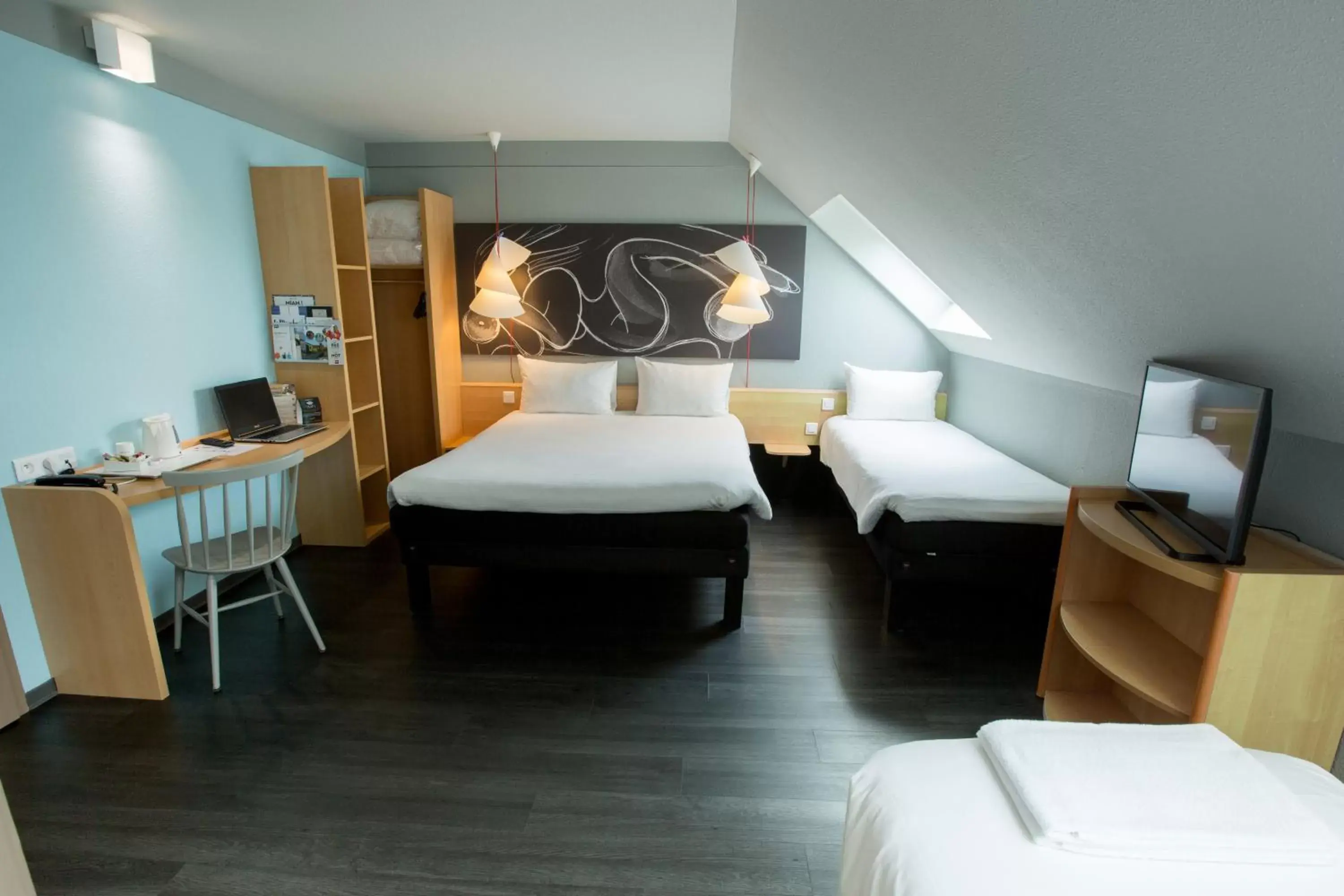 Photo of the whole room, Bed in ibis Cherbourg La Glacerie