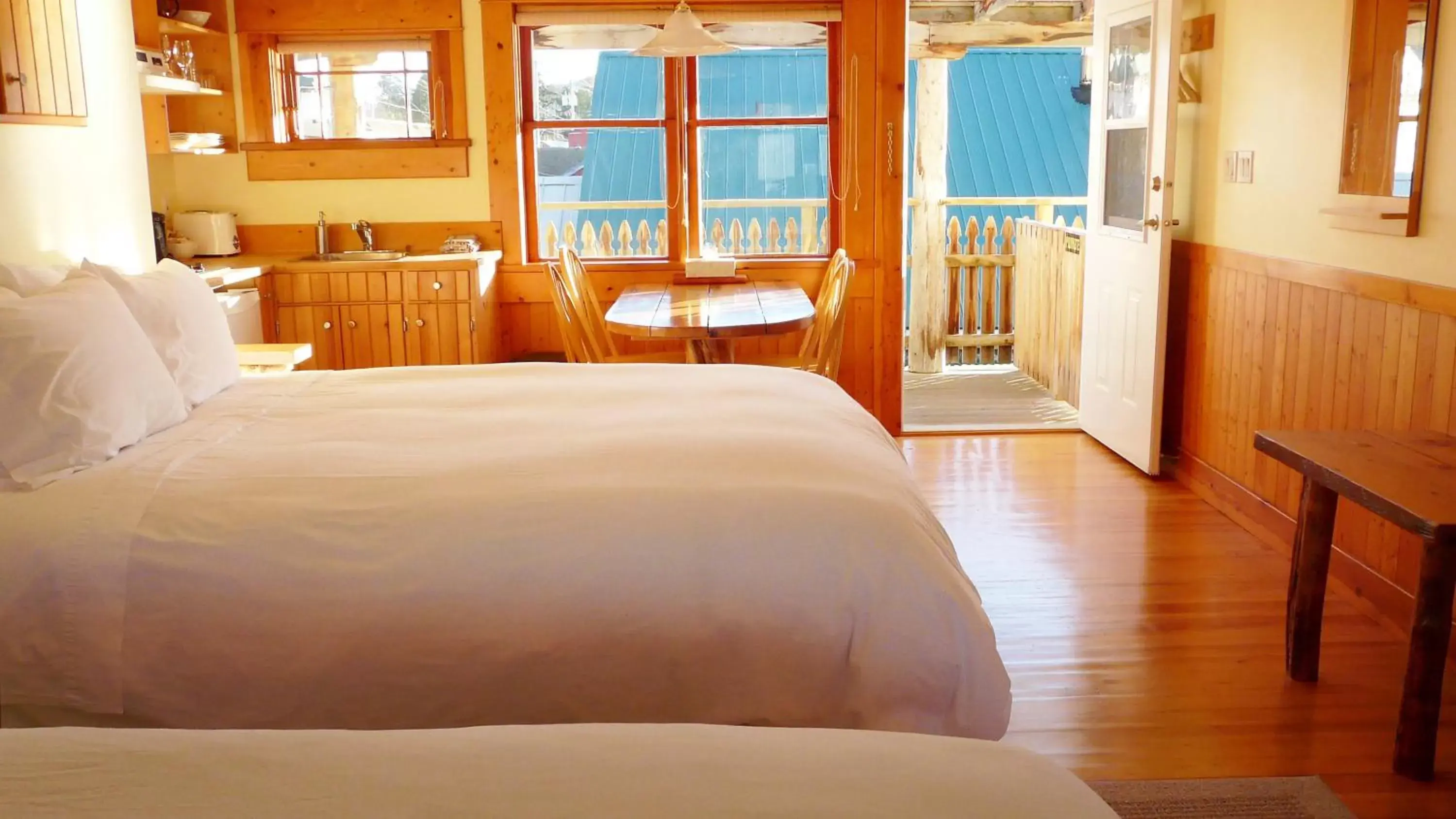 Kitchen or kitchenette, Bed in Seine Boat Inn