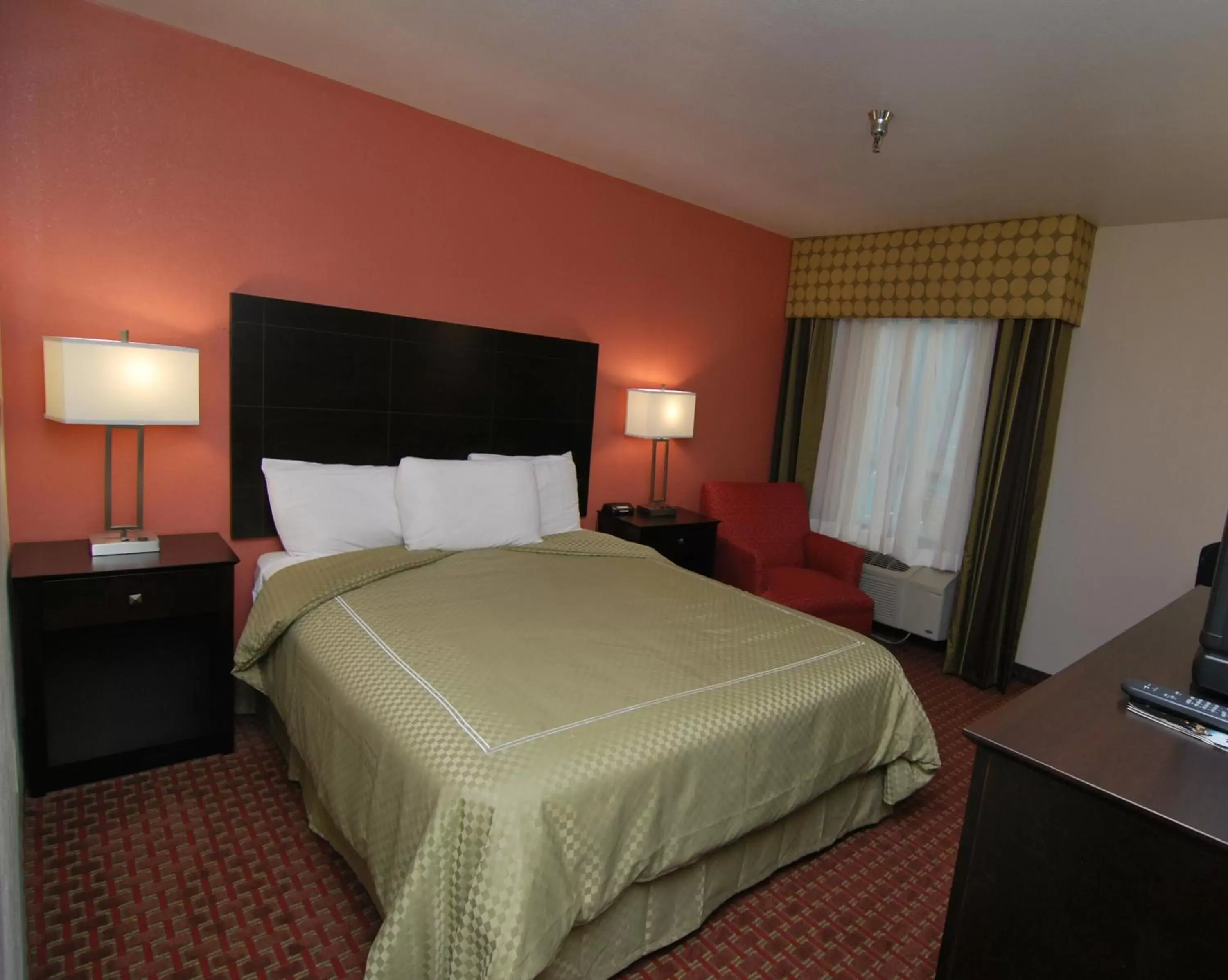 Photo of the whole room, Bed in AmericInn by Wyndham Johnston Des Moines