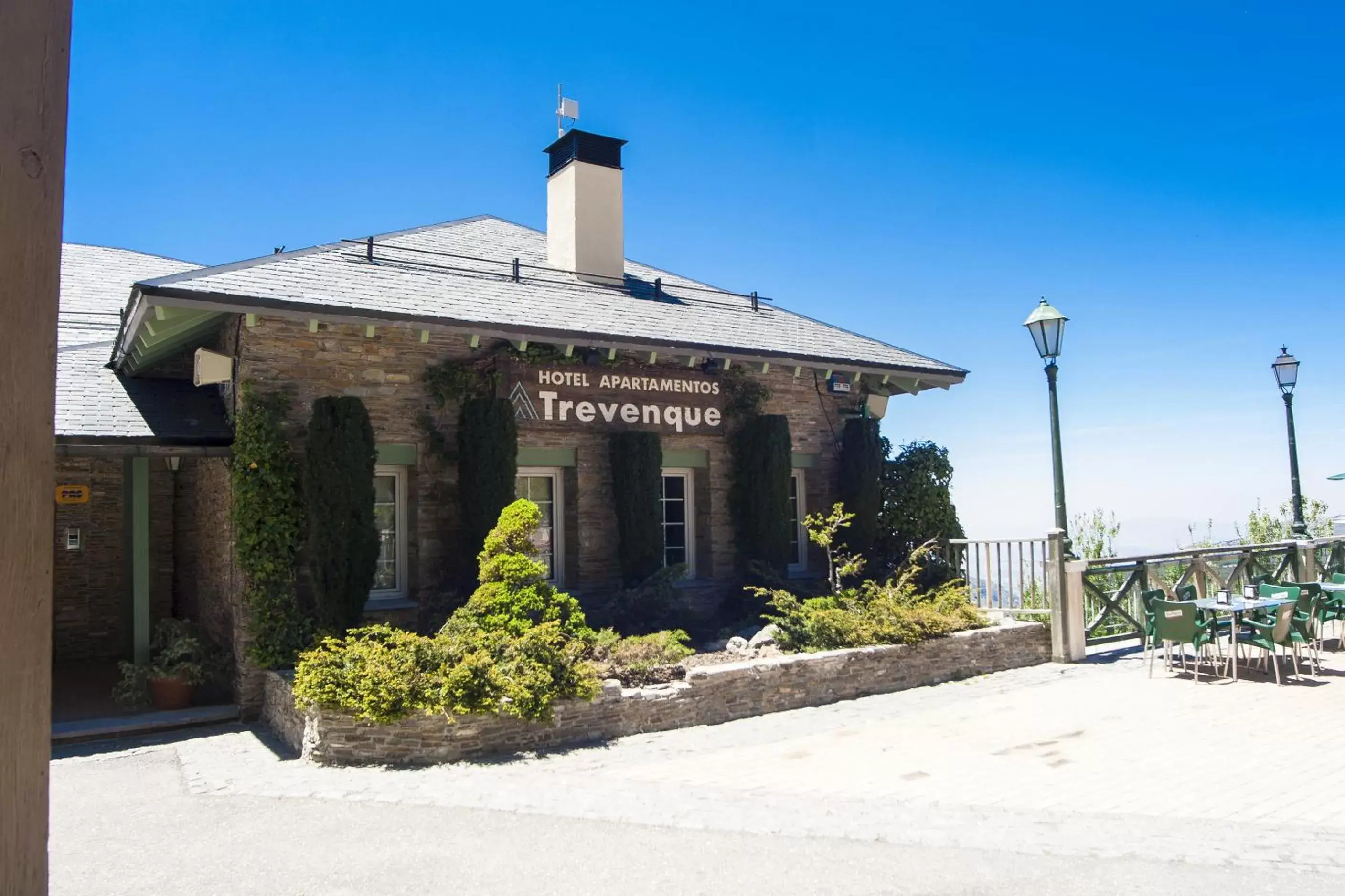 Facade/entrance, Property Building in Hotel Apartamentos Trevenque