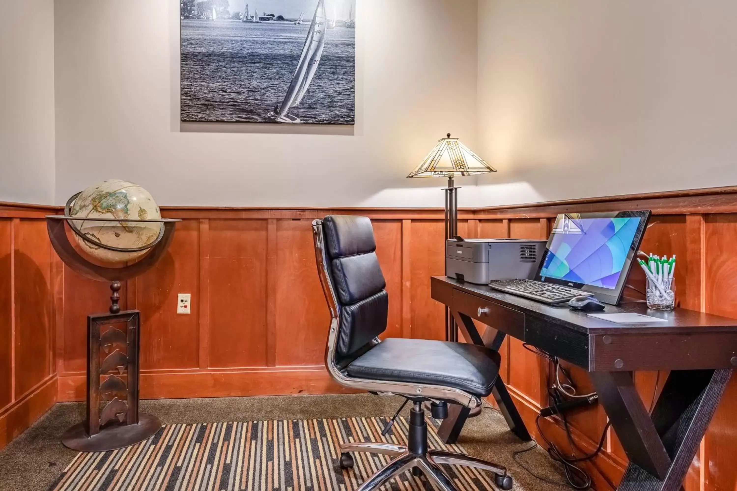 Business facilities, TV/Entertainment Center in The INN at Gig Harbor