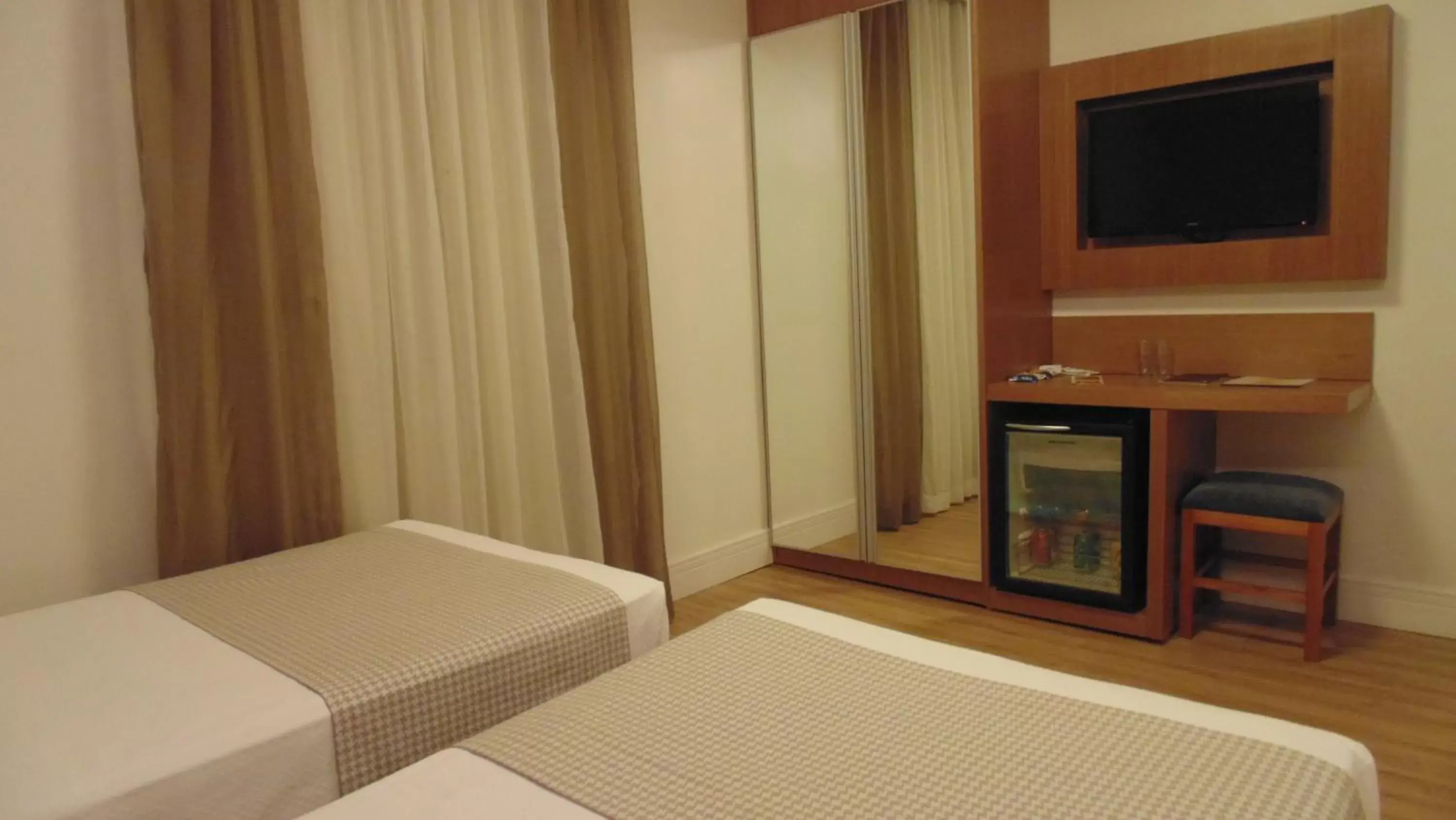 Bed, TV/Entertainment Center in Mirasol Copacabana Hotel