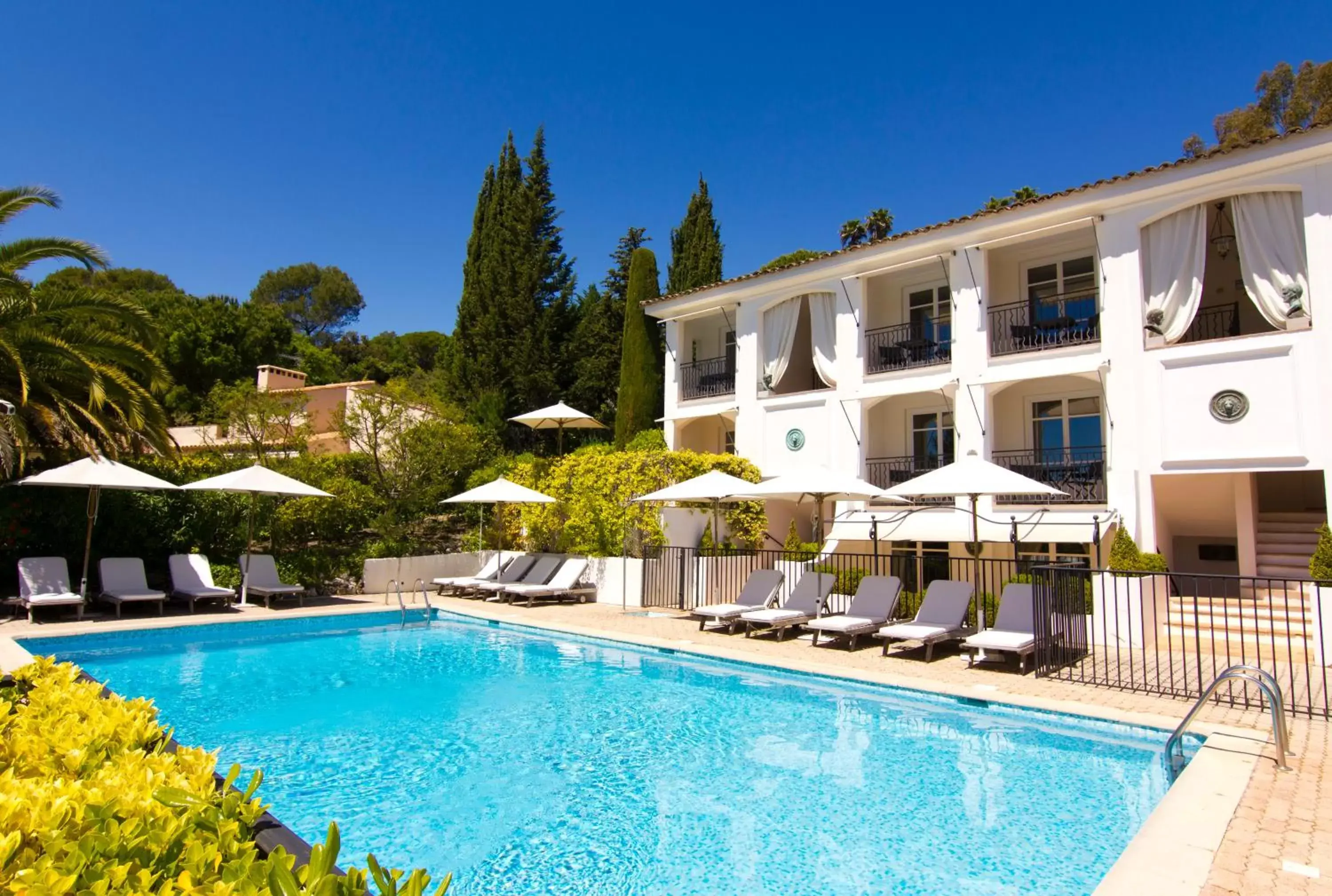 Swimming Pool in Hotel les Vergers de Saint Paul