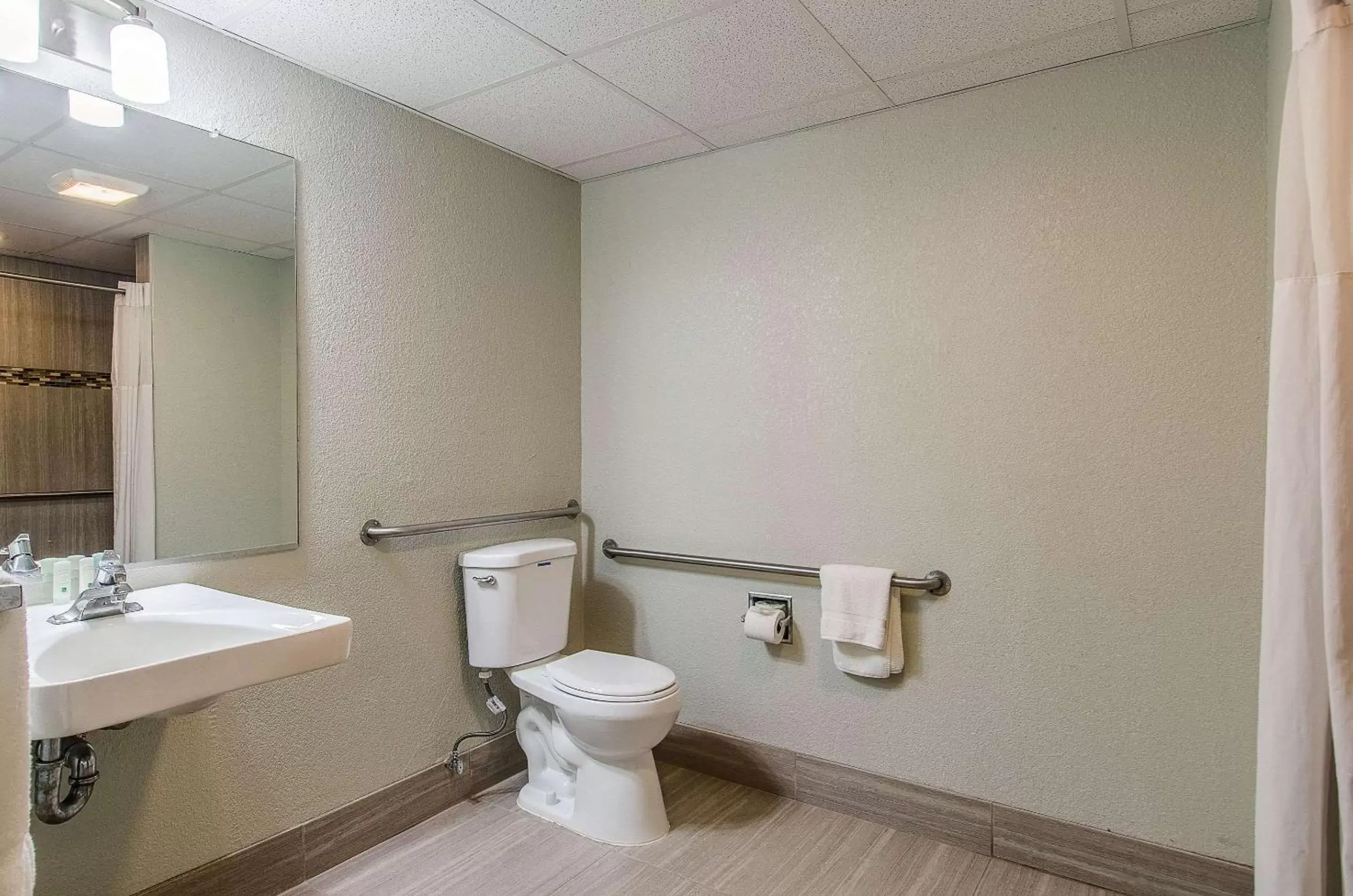 Bathroom in Quality Inn Middleboro-Plymouth