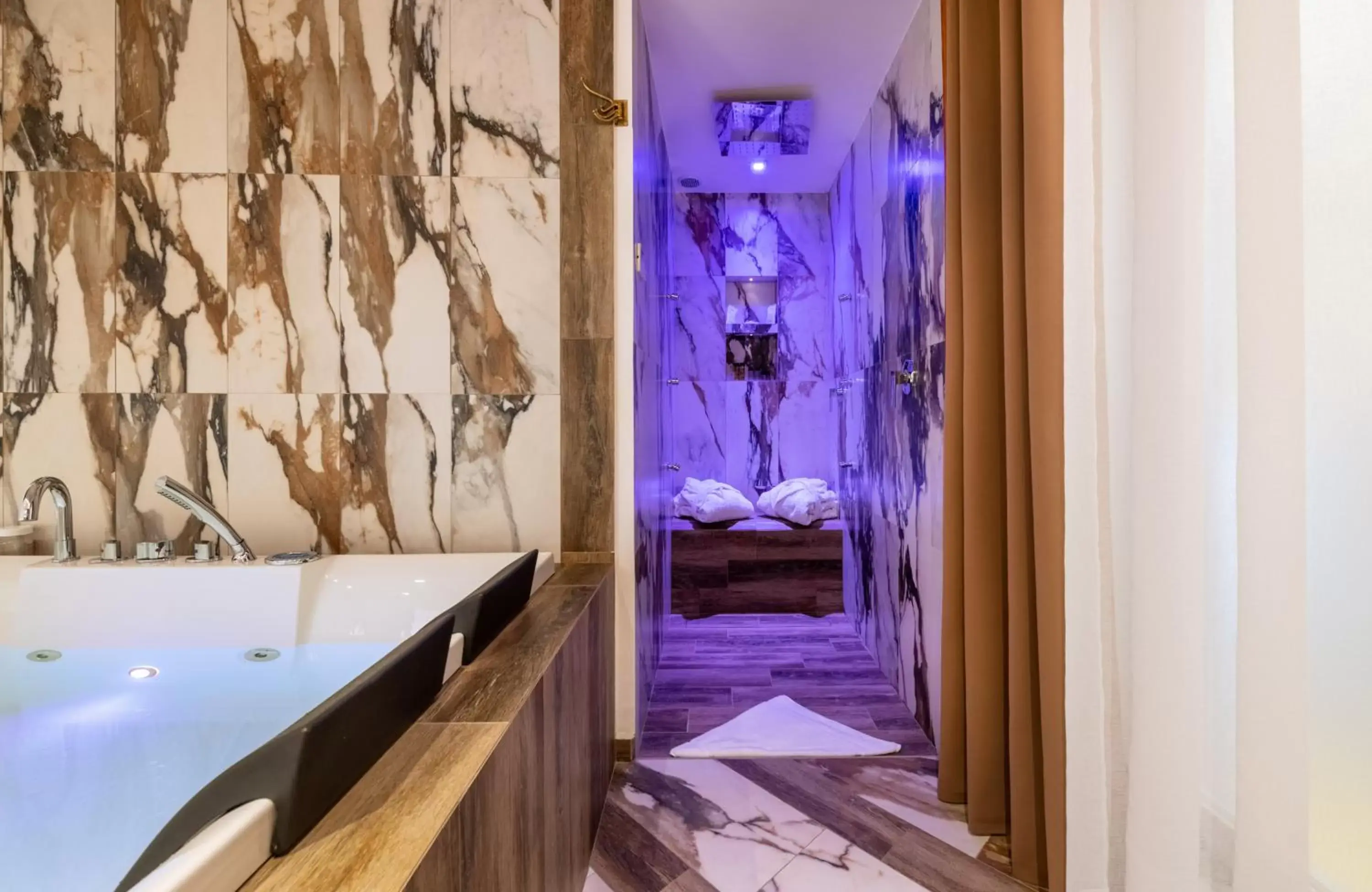 Hot Tub, Bathroom in Sant'Antonino Luxury Suite