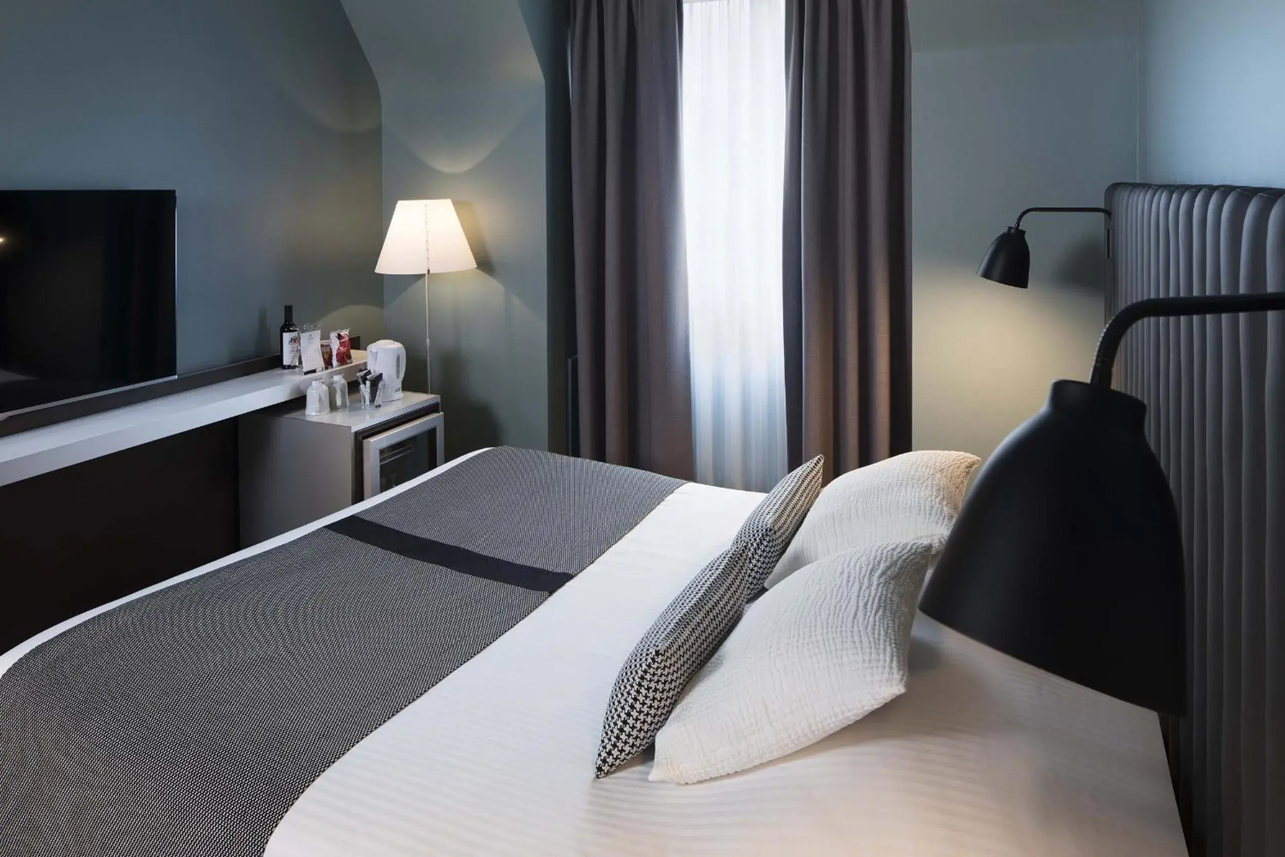 Bedroom, Bed in Hôtel Diana Dauphine