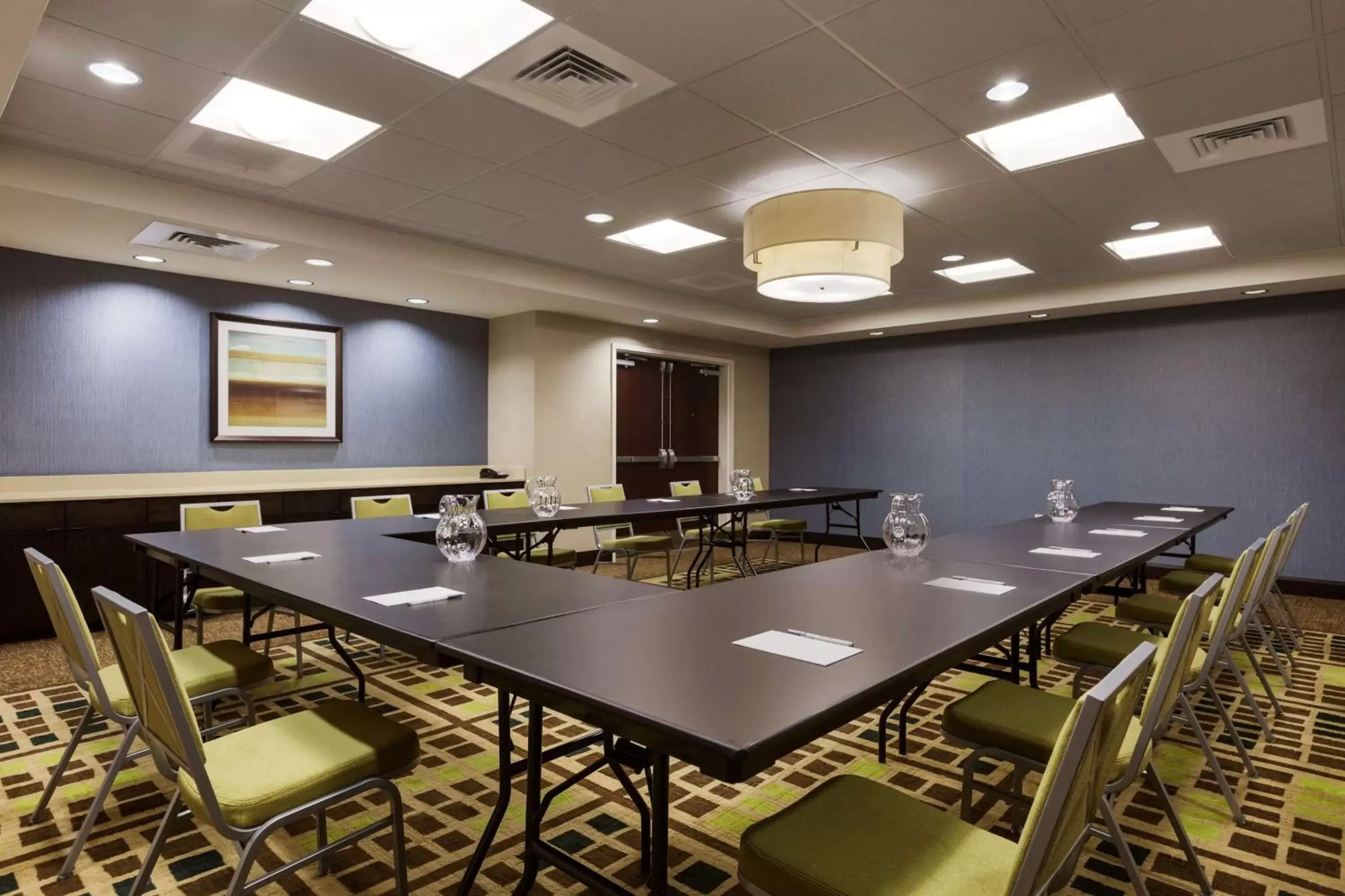 Meeting/conference room in Hampton Inn and Suites Camp Springs