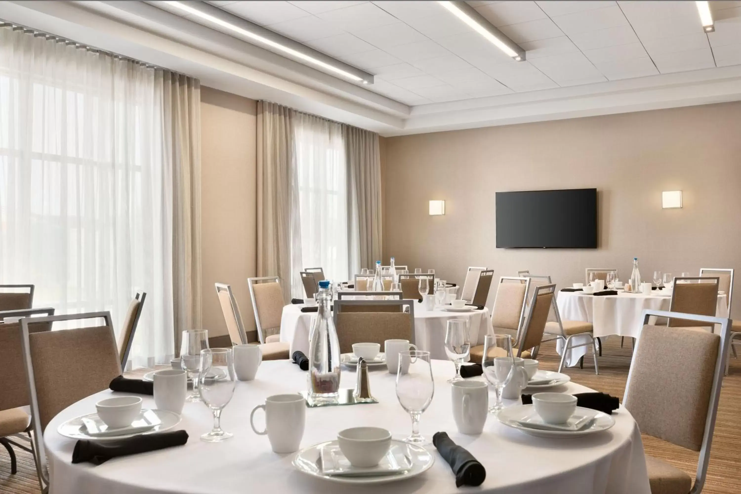 Meeting/conference room, Restaurant/Places to Eat in Four Points by Sheraton Fargo Medical Center
