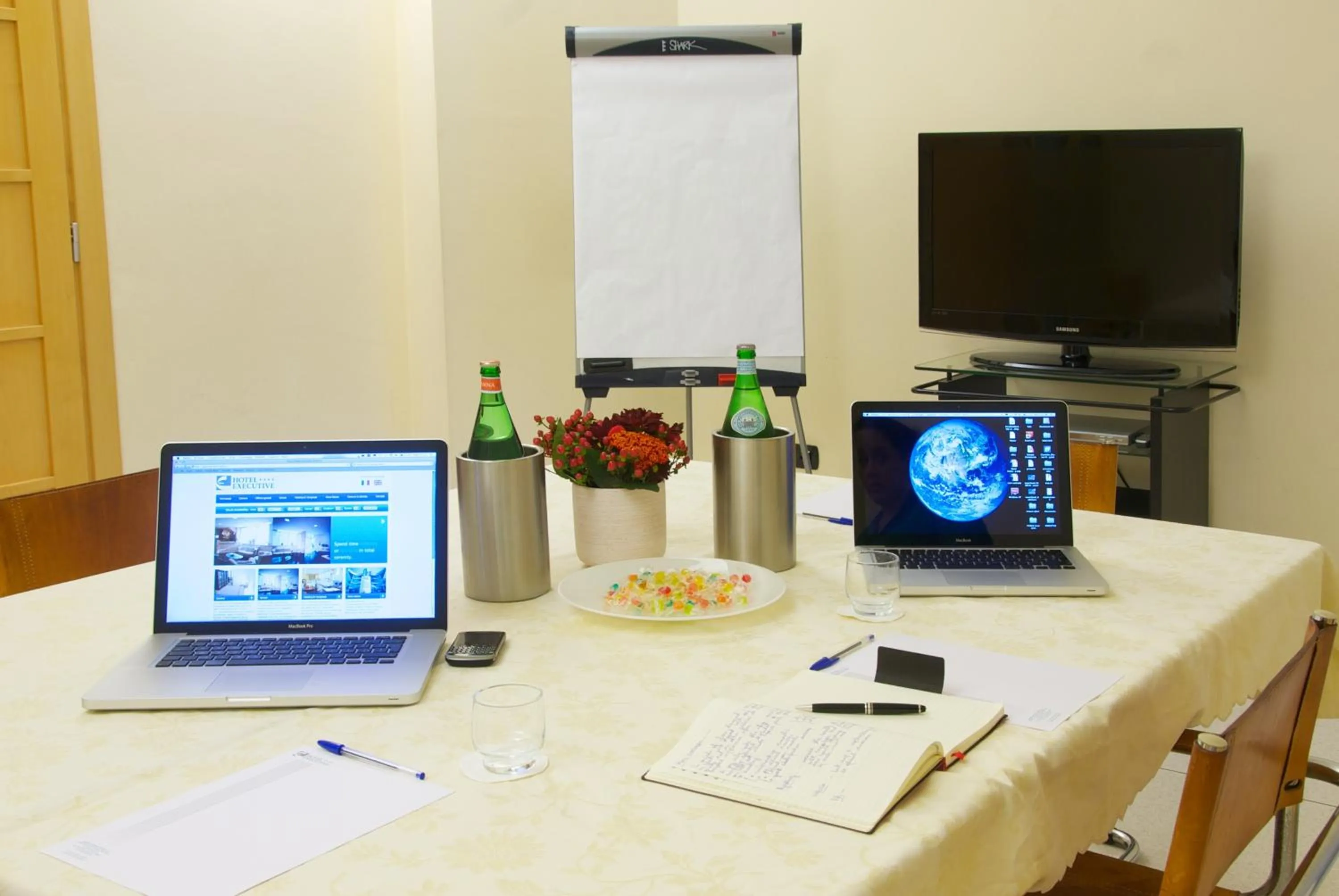 Business facilities, TV/Entertainment Center in Executive Bergamo