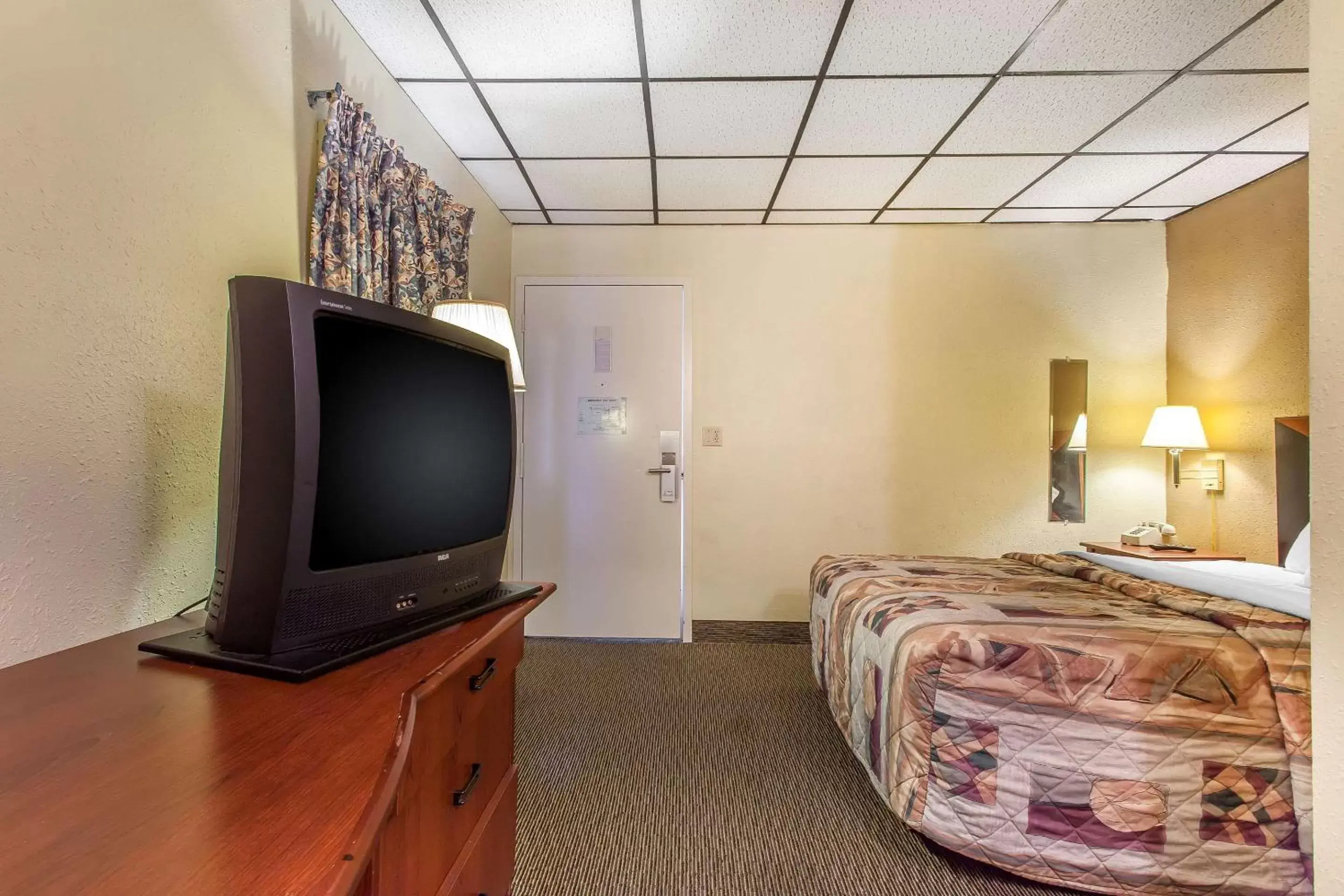 Photo of the whole room, TV/Entertainment Center in Rodeway Inn North