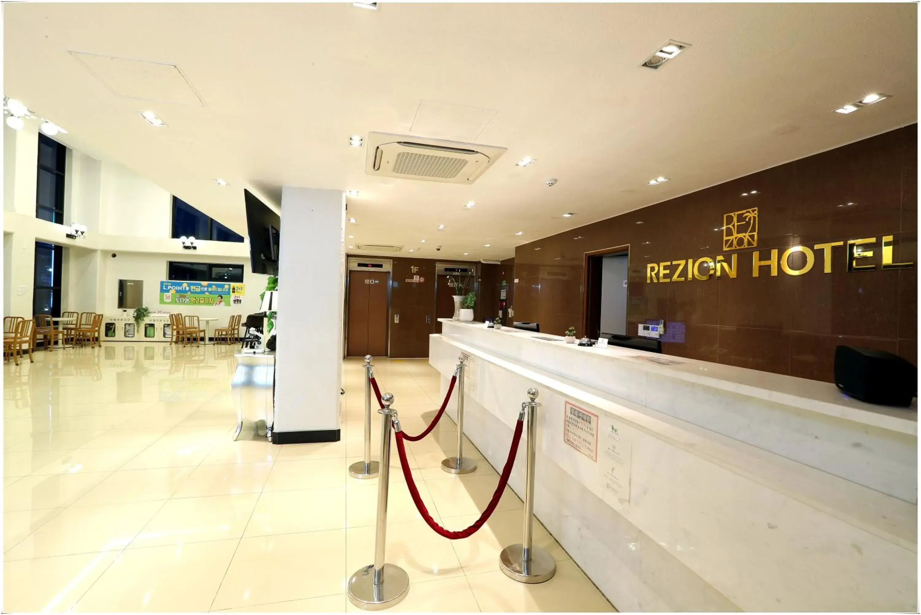 Lobby/Reception in Rezion Hotel