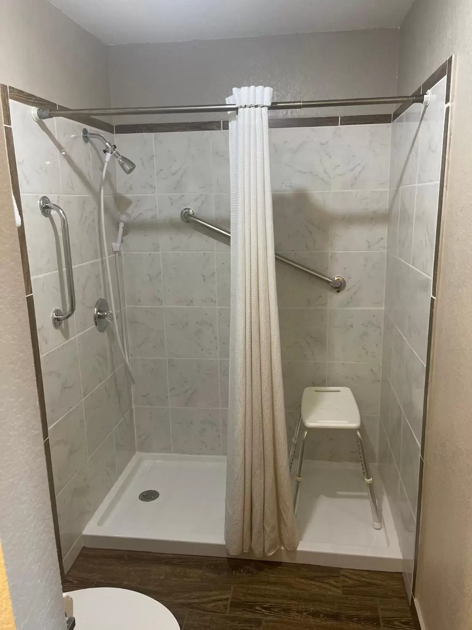 Shower, Bathroom in Linder Motor Lodge