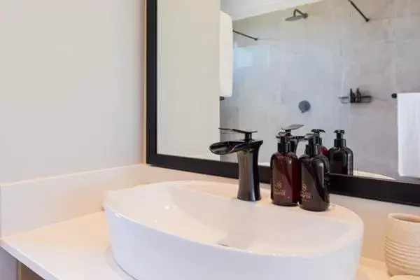 Bathroom in Hotel Olivewood