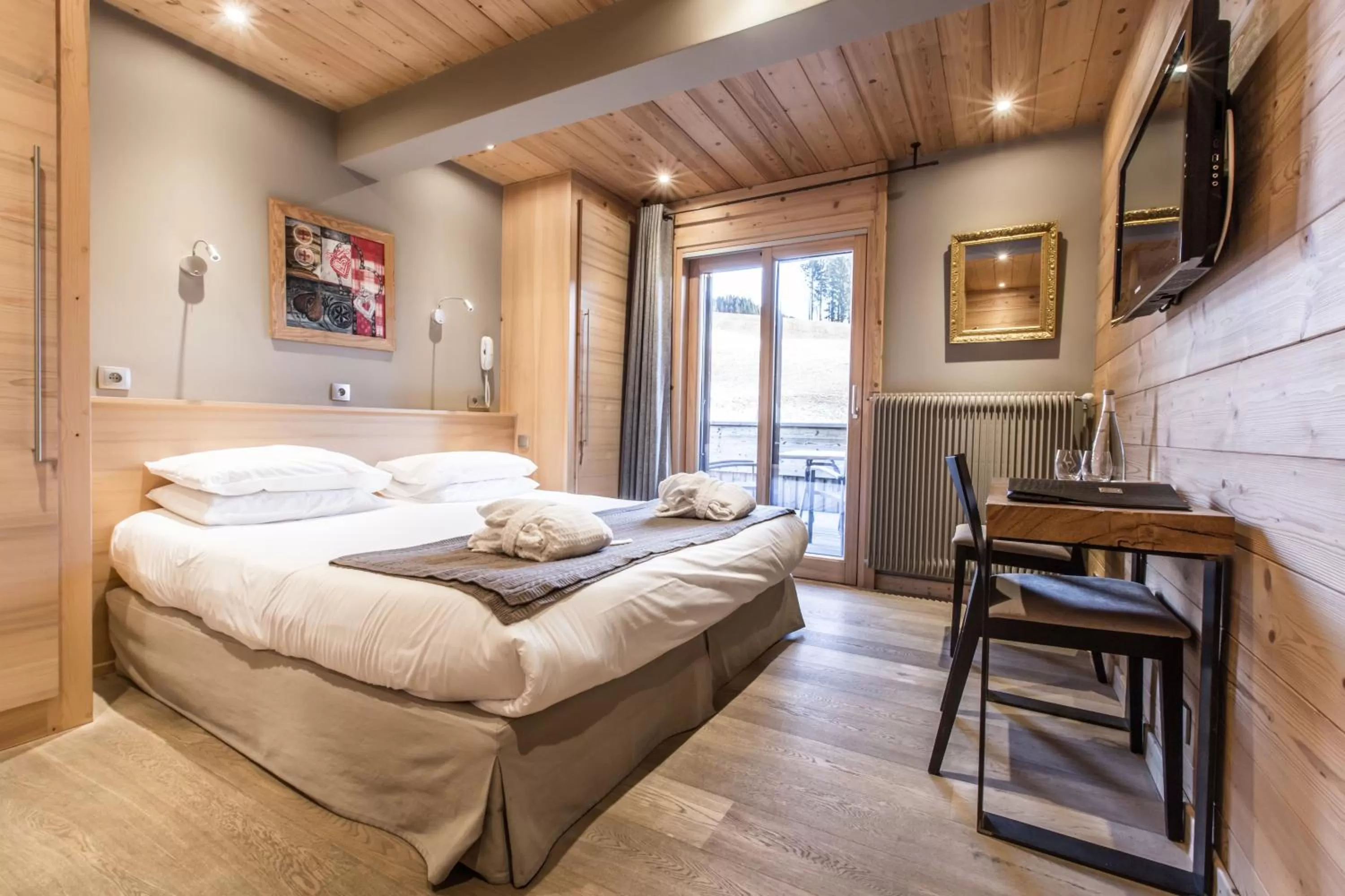 Photo of the whole room, Bed in Hôtel Spa Crychar