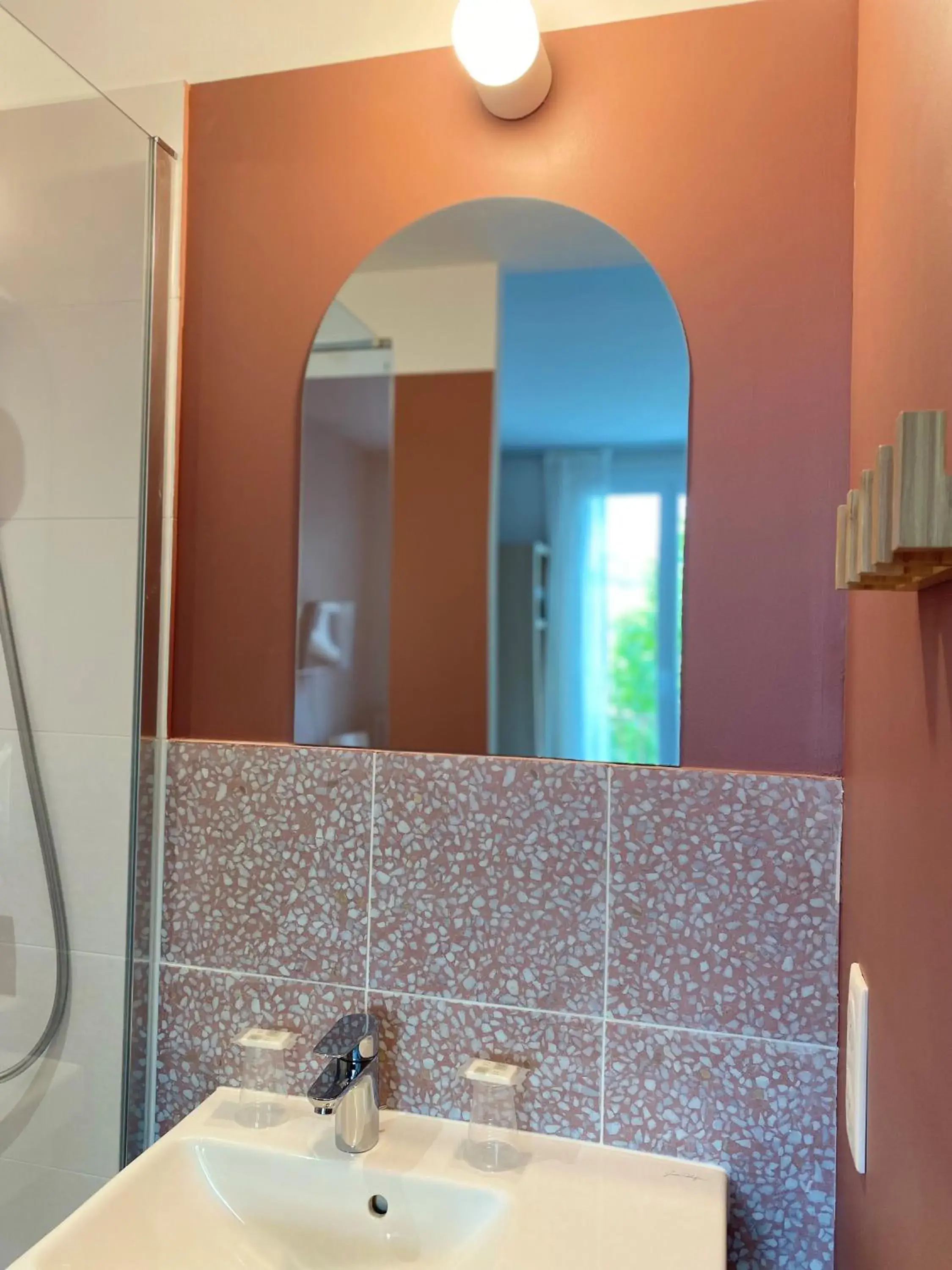 Shower, Bathroom in Hotel Saint Louis