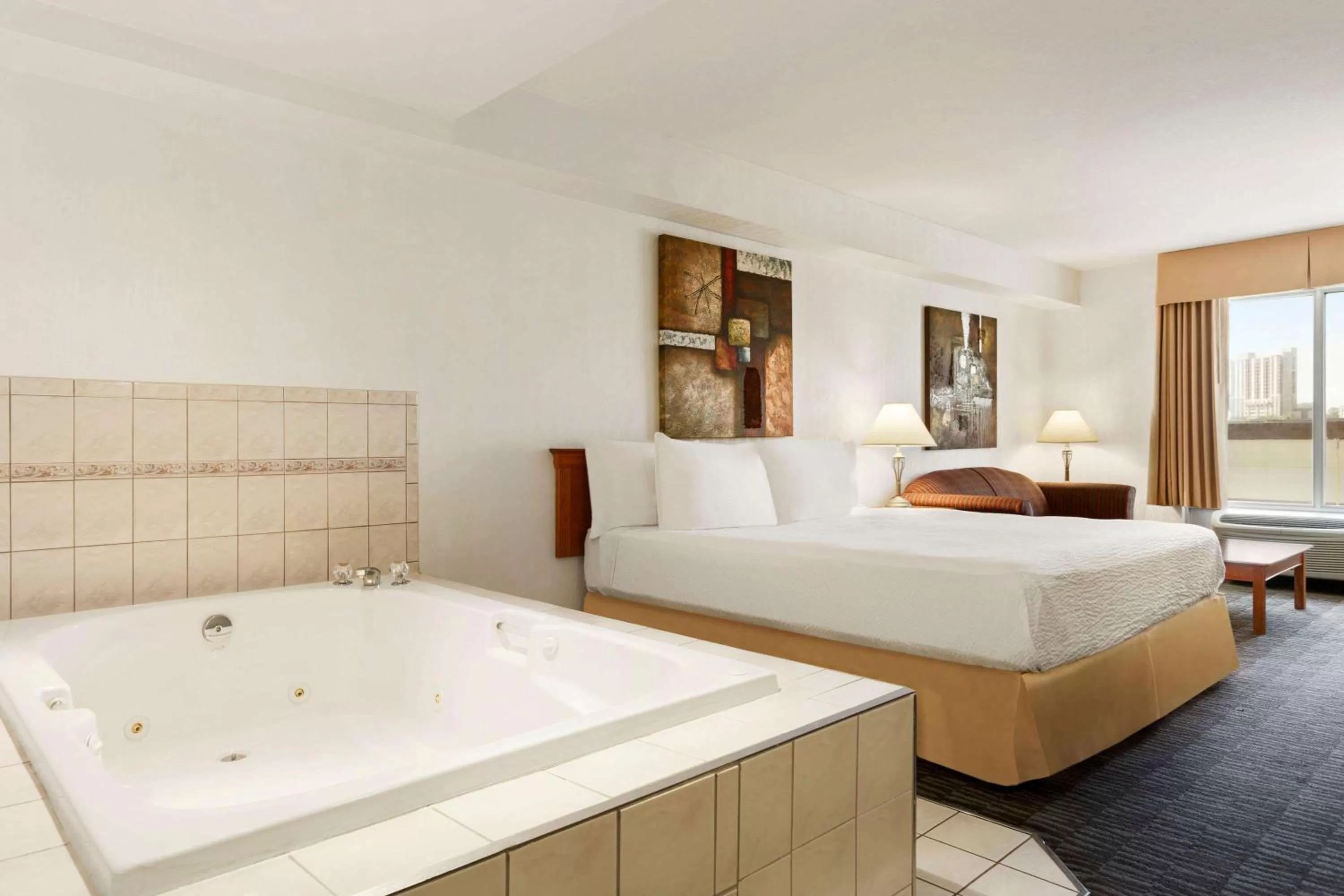 Photo of the whole room, Bed in Days Inn by Wyndham Niagara Falls Centre St By the Falls