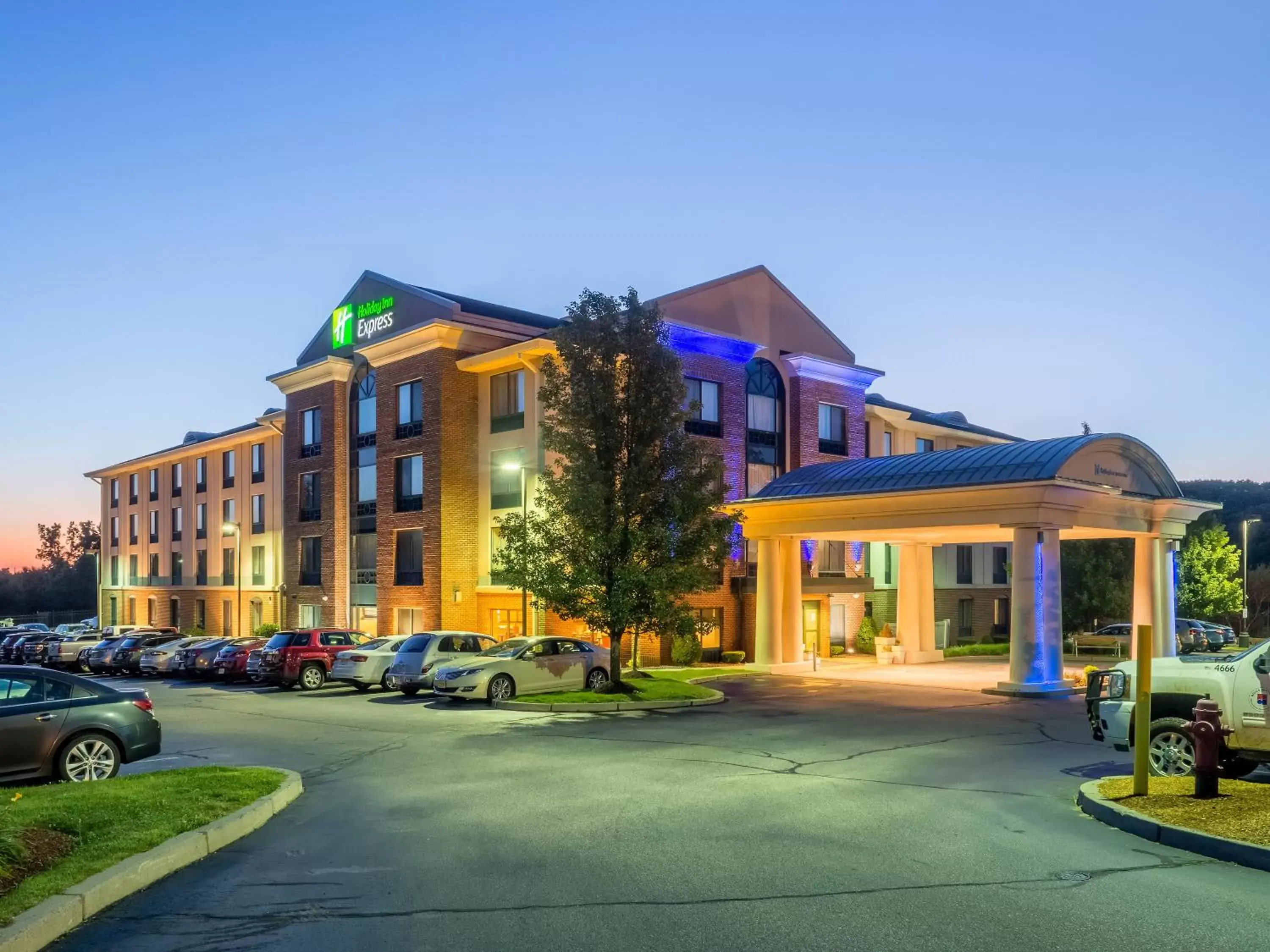 Property building in Holiday Inn Express Hotel & Suites Auburn by IHG Property building in Holiday Inn Express Hotel & Suites Auburn by IHG