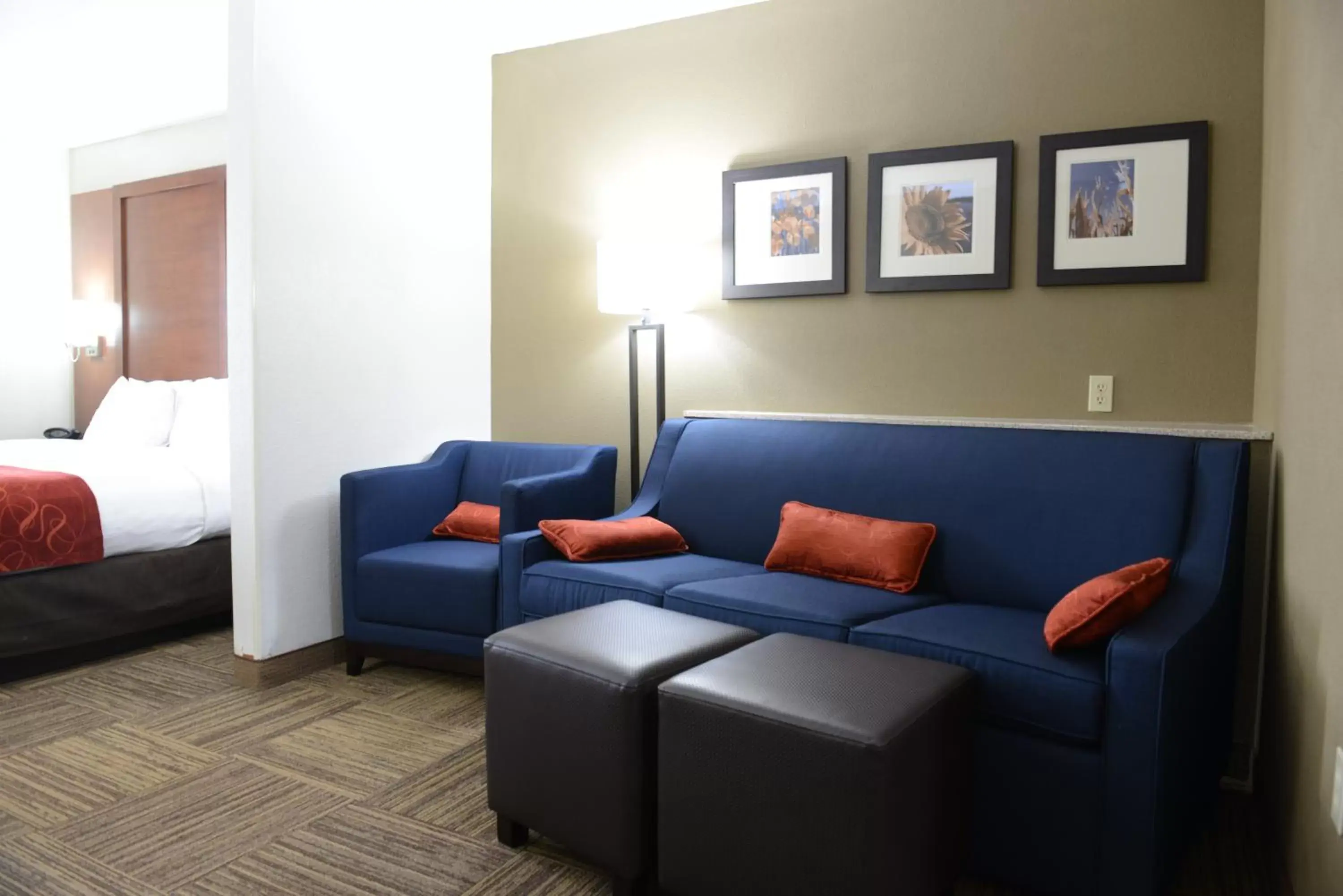 Living room, Seating Area in Comfort Suites Urbana Champaign, University Area